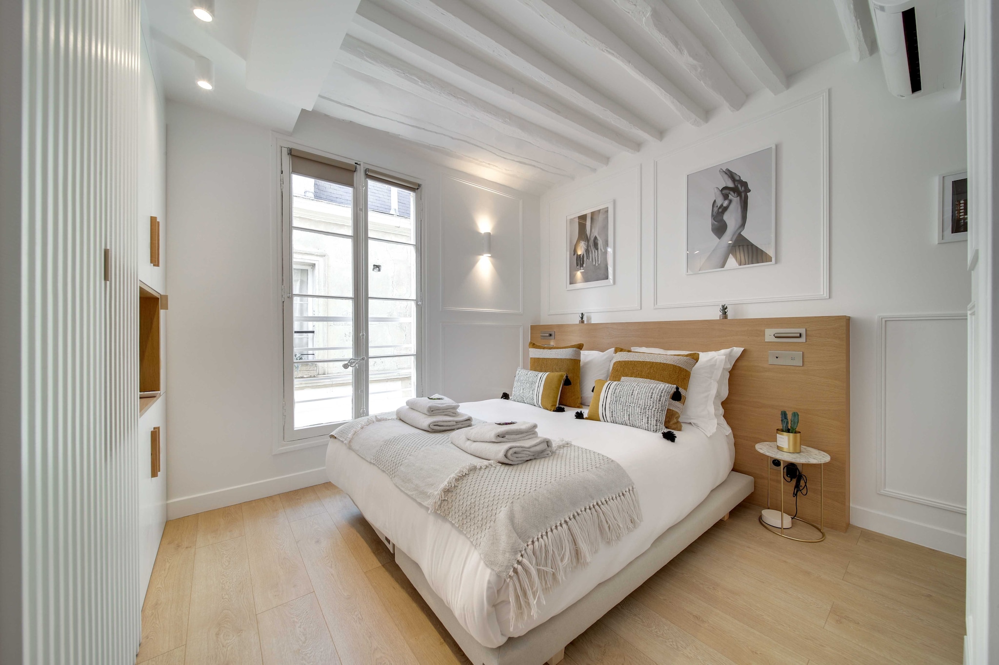 AMAZING HISTORICAL PARISIEN TOWN HOUSE NEXT TO LOUVRE AREA !