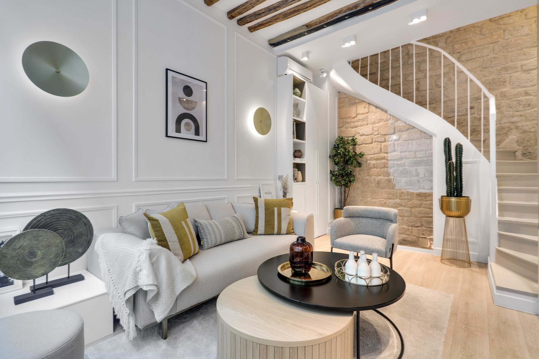 AMAZING HISTORICAL PARISIEN TOWN HOUSE NEXT TO LOUVRE AREA !