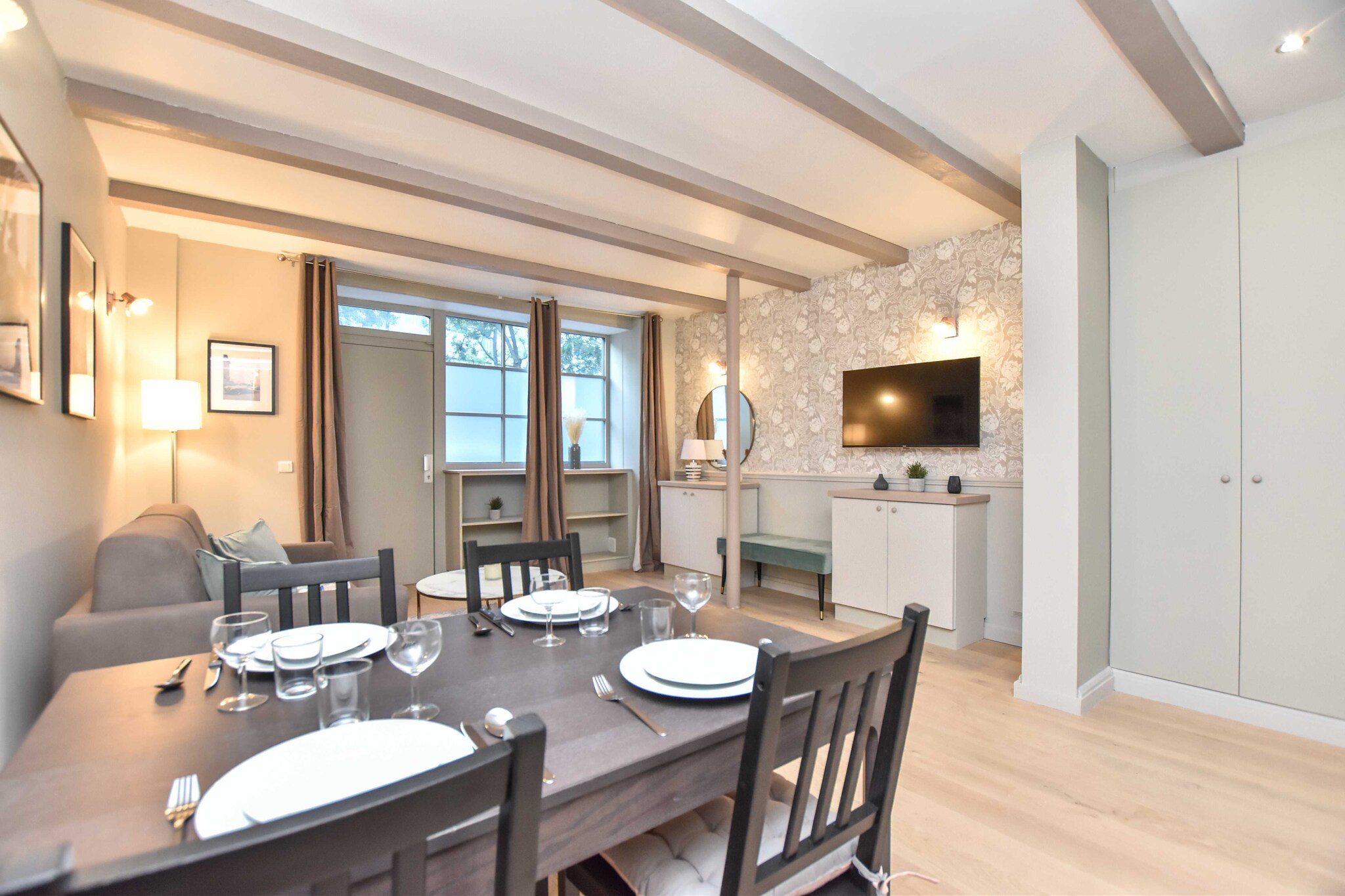 This charming apartment located at Place d'Italie offers a residential experience in the heart of Paris. The Place is a strategic neighborhood, providing easy access to various attractions, shops and restaurants. The apartment is arranged to optimize the available space, with rooms dedicated to daily life, such as the living room, the kitchen, the bedroom.