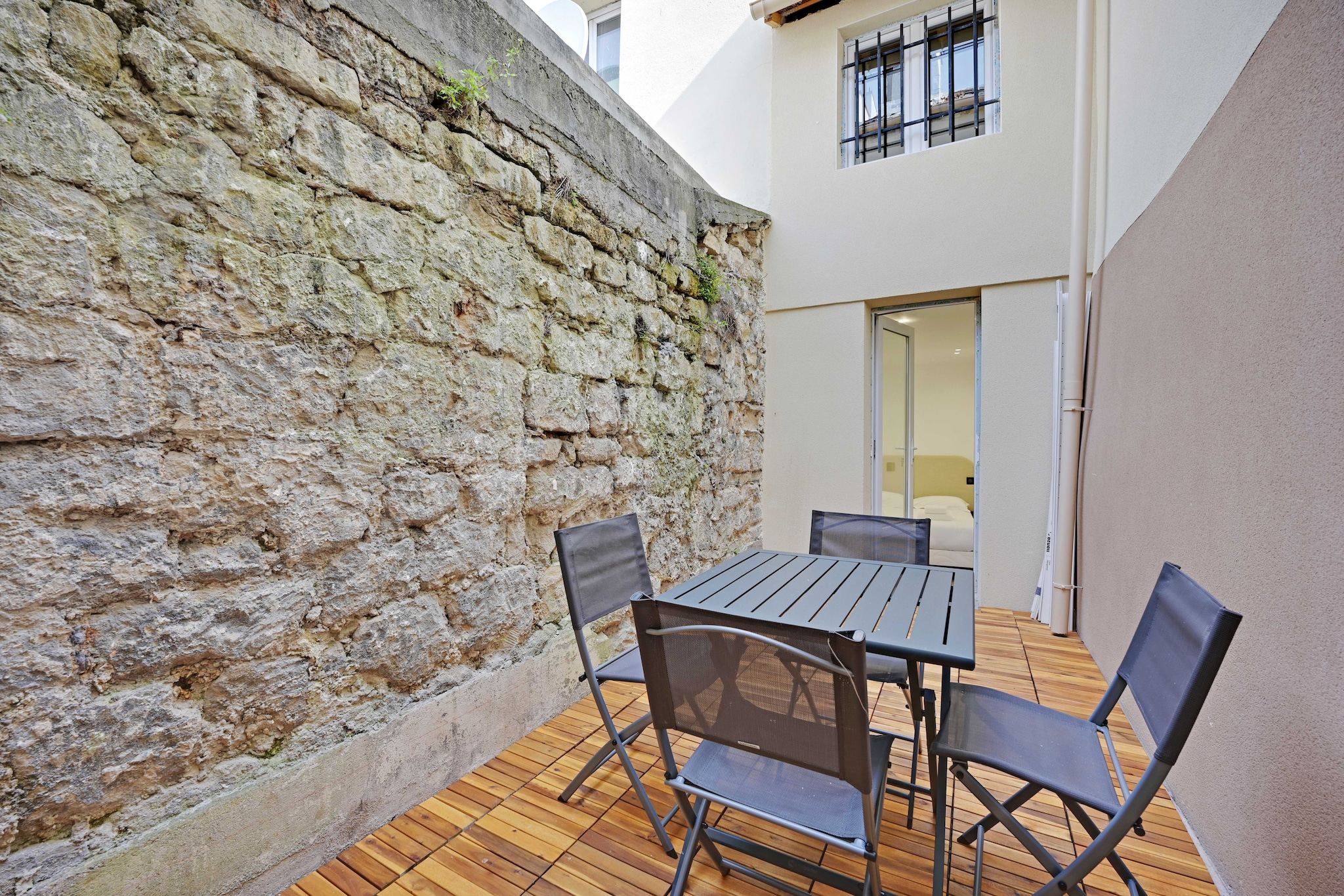 Checkmyguest offers you a charming 30m2 apartment, located just outside Paris, in the town of Aubervilliers.
Designed for 4 people, you'll appreciate its modern amenities and, above all, its private terrace for relaxing moments. A 5-minute walk from the metro and close to all amenities ! 
The location of the apartment allows you to easily and quickly move around the entire capital with numerous public transport options :
- Metro: Mairie d'Aubervilliers (line 12) is a 5-minute walk away.
- Bus: Heurtault (line 173) is a 3-minute walk away.
- VÃ©lib station
- Several taxi companies available, including G7 taxis (the most used) - call 36 07.
- Day and night bus services