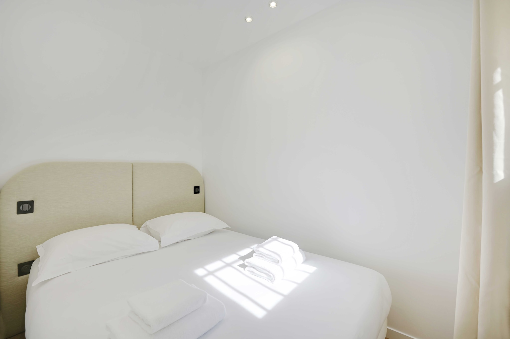 Ground floor: (Living room(TV, dining table), open kitchen(hob, electric kettle, toaster, coffee machine, microwave, fridge, dishes and cutlery, Cooking basics), bedroom(Queen Bed), bedroom(Queen Bed), bathroom(Hot Water, shower, toilet, hairdryer, shampoo), storage, Dedicated workspace)\n\nBed Linen, Internet Access DSL, Wardrobe, First Aid, Play area, washing machine, balcony or terrace, heating, Towels/Sheets (Incl.), Essentials, Carbon monoxide detector, Cleaning Disinfection, Downtown, Enhanced cleaning practices, High touch surfaces disinfected, Long term stays allowed, Room-darkening shades, Town