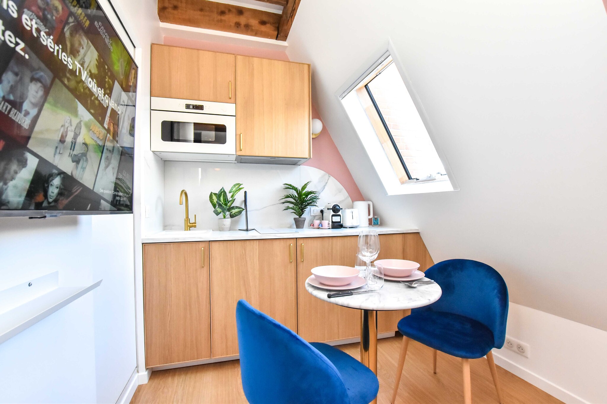 Checkmyguest offers you a charming and atypical 15 mÂ² studio in the heart of the Parc Monceau district, in the 17th arrondissement of Paris. Just a stone's throw from the Arc de Triomphe, a jewel of Napoleonic architecture, this studio offers a unique experience, combining comfort and proximity to Paris's emblematic monuments.