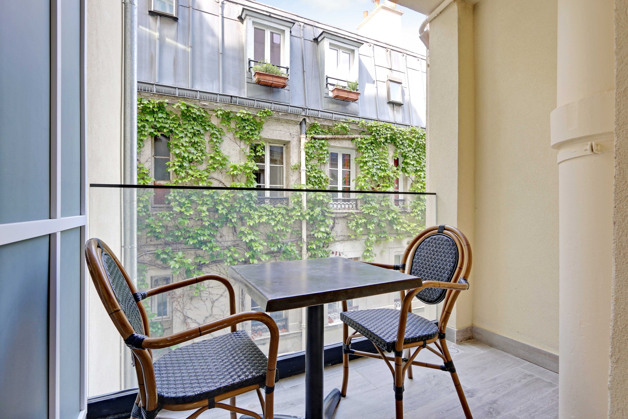 Checkmyguest offers you this magnificent 34 m² flat, nestled in the heart of the highly sought-after 11th arrondissement, in the bohemian district of La Roquette. Offering two bedrooms, a balcony and full facilities, this air-conditioned residence promises an unforgettable Parisian stay. Its proximity to the Bastille and the Seine will enrich your experience of the French capital.