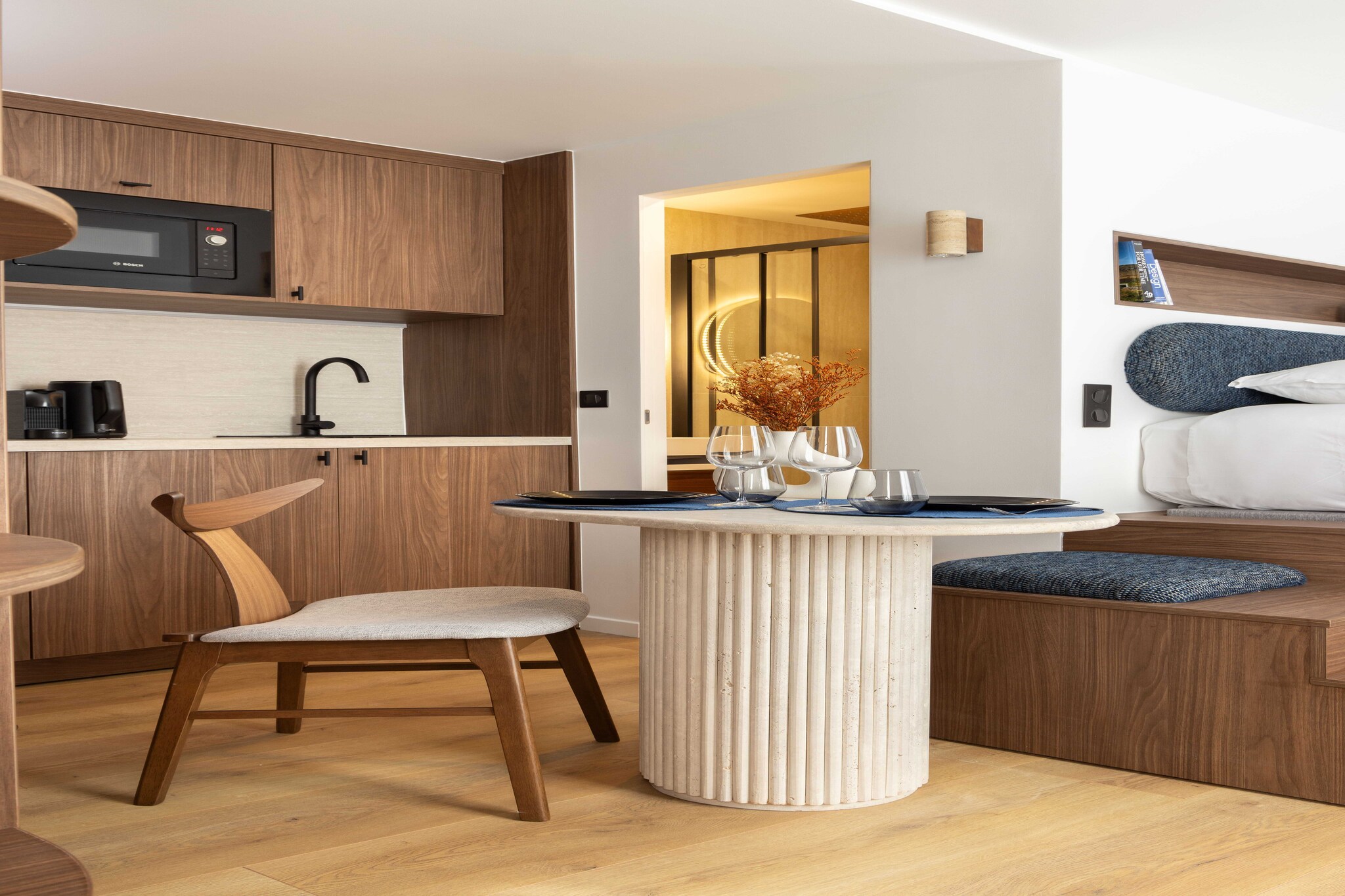 Welcome to our 20 m² studio apartment, completely renovated using the finest materials. This charming space, ideal for one person or a couple, combines elegance and practicality. You'll find a bright living room with a sleeping area, a modern fully-equipped kitchenette and a stylish bathroom with walk-in shower. Clever storage solutions maximise the space.