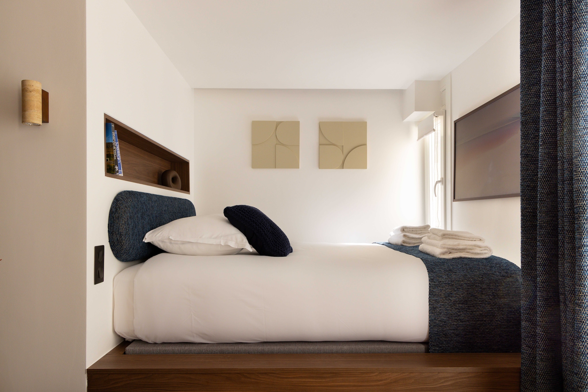 On the 4th floor: (Kitchen(stove, hob, electric kettle, toaster, coffee machine, microwave, fridge, dishes and cutlery), Living/bed room(TV, Queen Bed), bathroom(shower, toilet))\n\nBed Linen, Desk, Elevator, Hot Water, Safe, First Aid, Play area, TV, washing machine, heating, hairdryer, Towels/Sheets (Incl.), shampoo, Essentials, Cooking basics, Carbon monoxide detector, Cleaning Disinfection, Downtown, Enhanced cleaning practices, High touch surfaces disinfected, Long term stays allowed