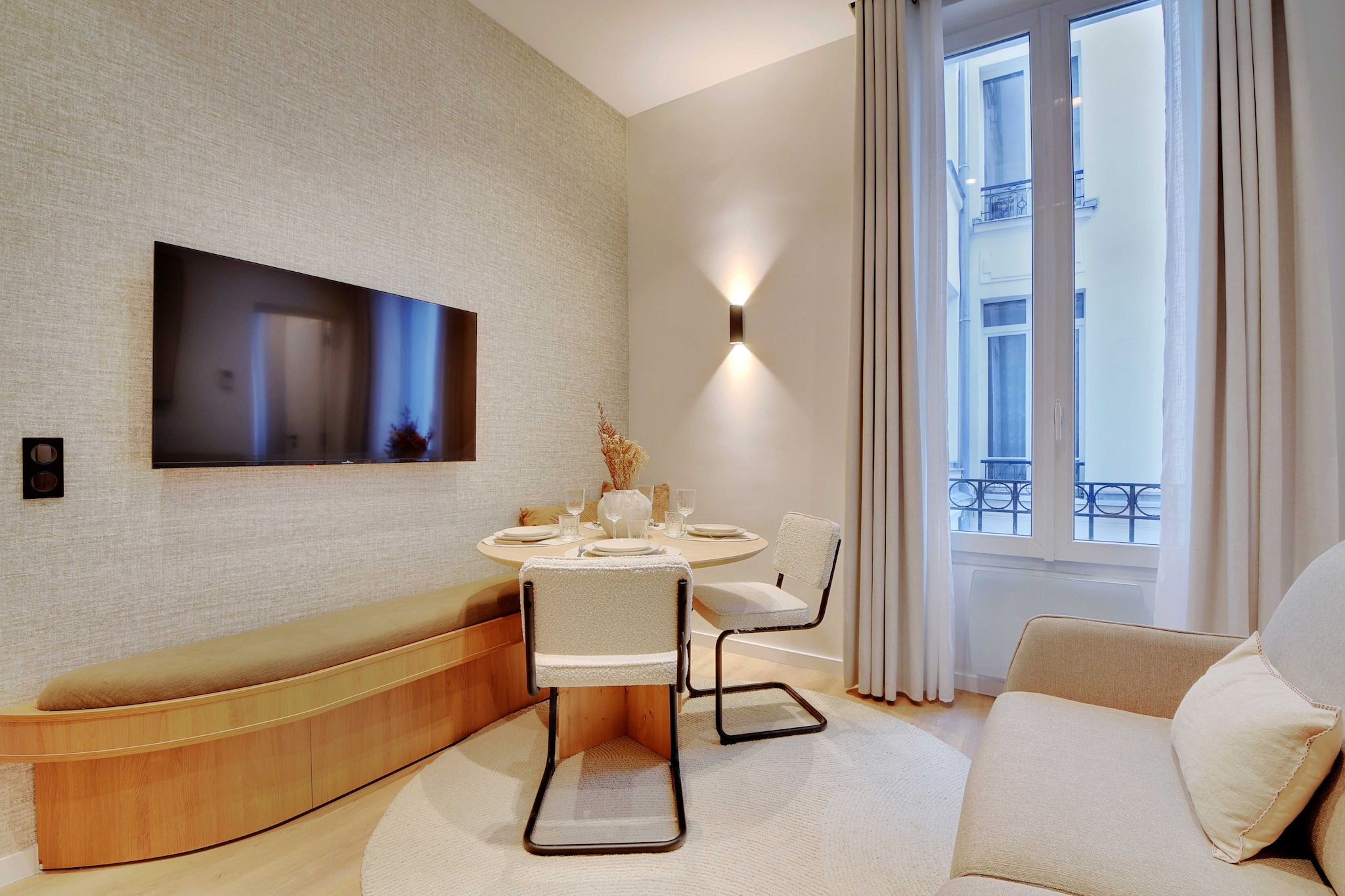 Checkmyguest offers you a refined 25m² apartment, perfect for 4 people, located in the prestigious Clignancourt district. This elegant, well-designed space is just a few minutes' walk from the majestic Sacré-Coeur Basilica. Come and enjoy an authentic Parisian experience in this charming cocoon in the 18th arrondissement.