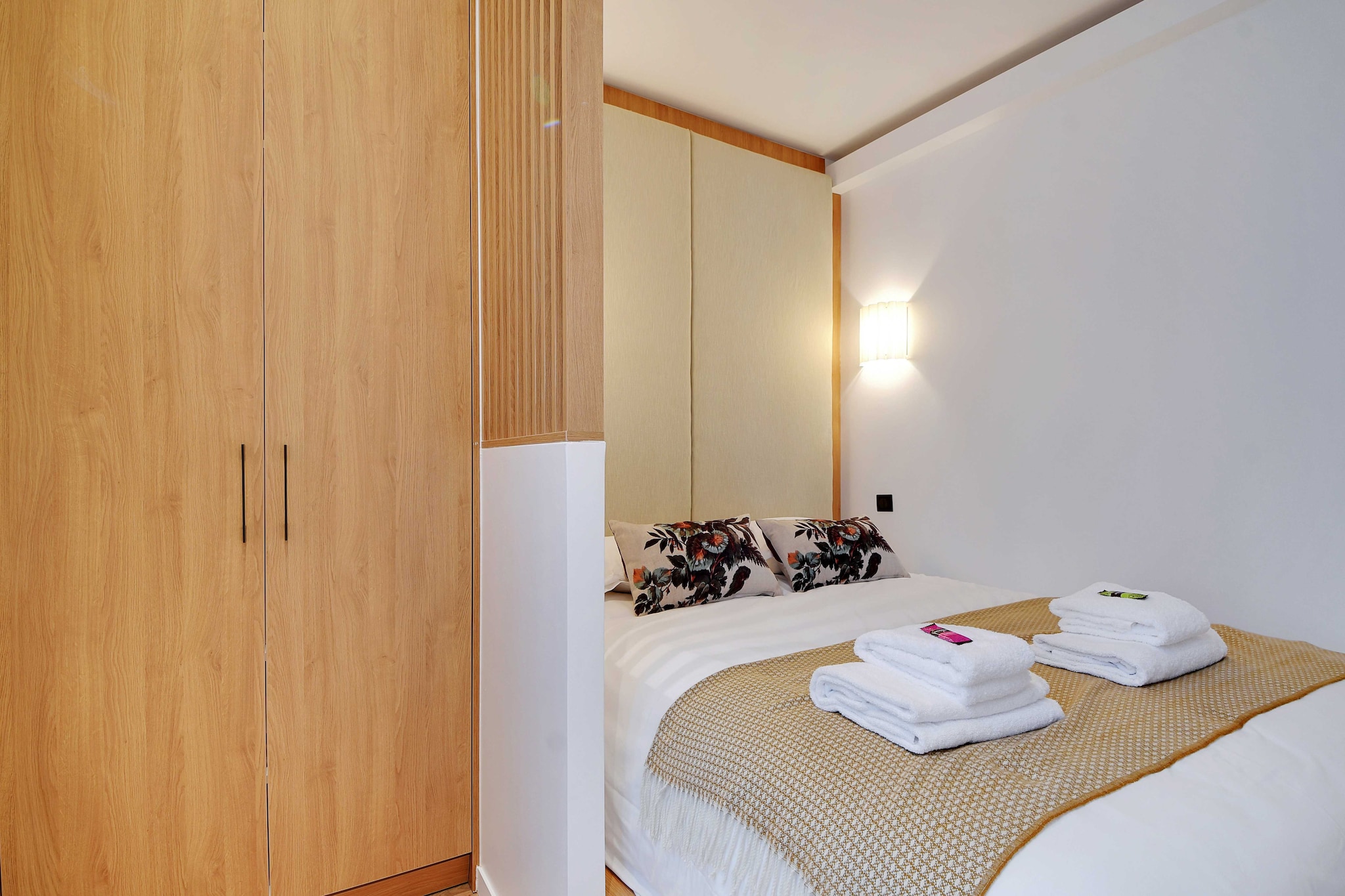 On the 1st floor: (Living room(double sofa bed, TV), open kitchen(stove, electric kettle, toaster, coffee machine, oven, combination microwave, fridge, dishes and cutlery, Cooking basics), bedroom(double bed), bathroom(shower, toilet, hairdryer, shampoo, hot water))\n\nBed Linen, Desk, Internet Access DSL, Wardrobe, First Aid, Play area, heating, air conditioning, iron, Towels/Sheets (Incl.), Essentials, Dedicated workspace, Cleaning Disinfection, Downtown, Enhanced cleaning practices, High touch surfaces disinfected, Long term stays allowed, Town