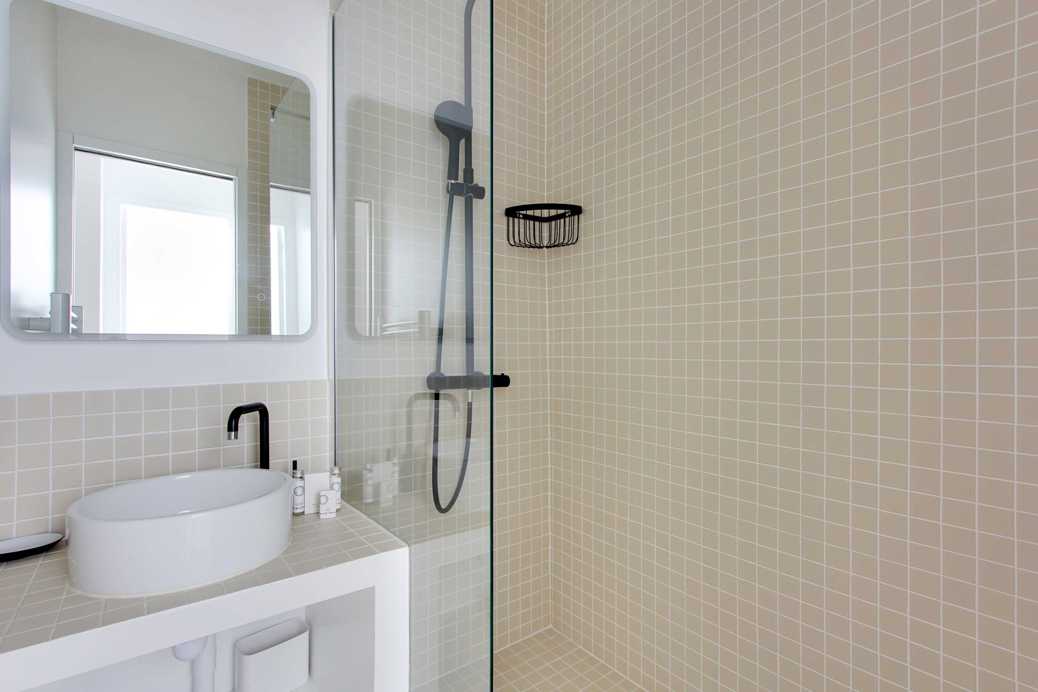 Ground floor: (Living room(double sofa bed, TV), Kitchen(dining table, electric kettle, toaster, coffee machine, microwave, fridge, electric hot plates, dishes and cutlery, Cooking basics), bedroom(double bed), bathroom(shower, washbasin, toilet, hairdryer, shampoo))\n\nBed Linen, Desk, Hot Water, Internet Access DSL, Wardrobe, First Aid, Play area, heating, iron, Towels/Sheets (Incl.), Essentials, Dedicated workspace, Cleaning Disinfection, Downtown, Enhanced cleaning practices, High touch surfaces disinfected, Long term stays allowed