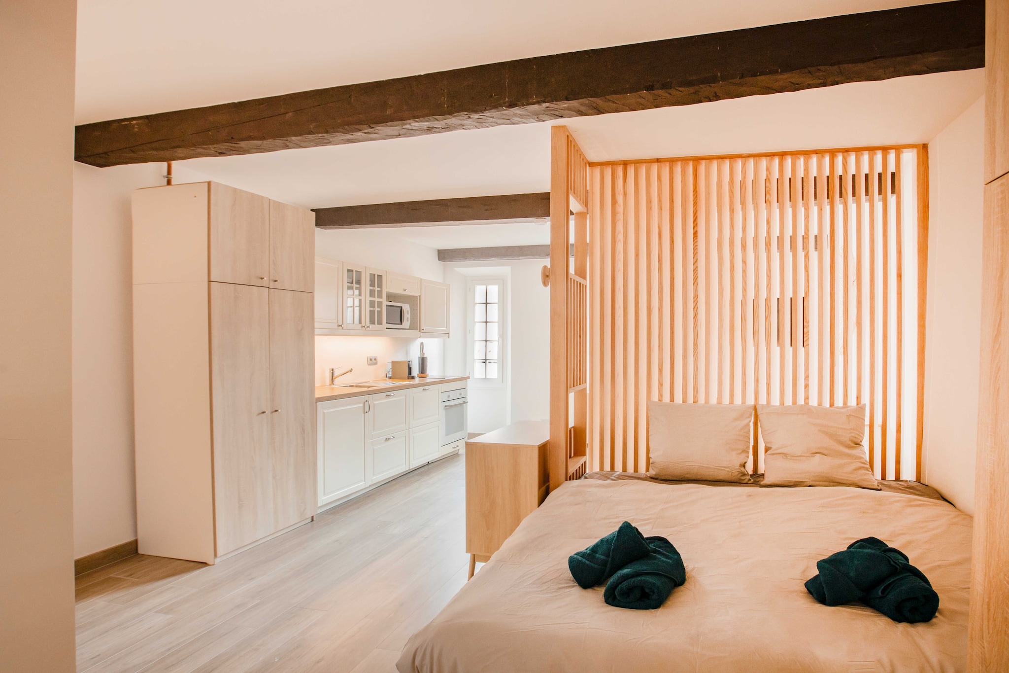 Stay in the heart of Saint-Tropez in this beautiful, fully-equipped flat. Enjoy modern fittings, a well-equipped kitchen and a variety of relaxation areas. Just a stone's throw from shops, restaurants and beaches, it's perfect for a luxury getaway. Book now!
By Plane:

Nice-Côte d'Azur Airport is only 1.5 hours away by car.

By Train:

Sainte-Maxime train station is accessible for those arriving by train.

By Car:

A8 motorway for travelers by car, offering a fast route to St Tropez.