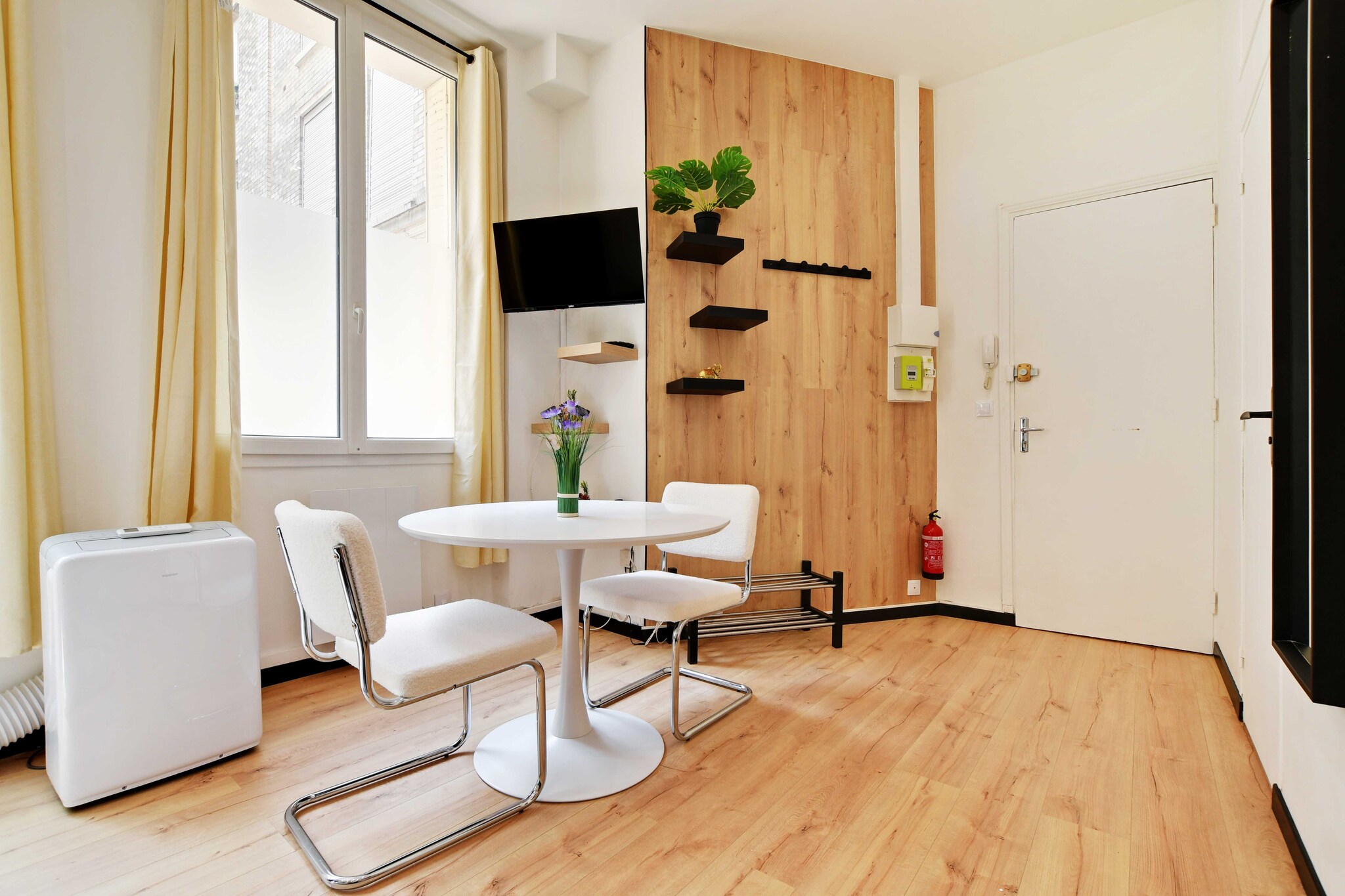 Checkmyguest offers you this welcoming 25mÂ² studio apartment, ideal for 2 people, located in the charming Buttes Chaumont district. You'll be just a stone's throw from the magnificent Buttes Chaumont park, perfect for relaxing moments and peaceful strolls. This studio combines comfort and conviviality, guaranteeing you a pleasant and memorable stay in the City of Light.