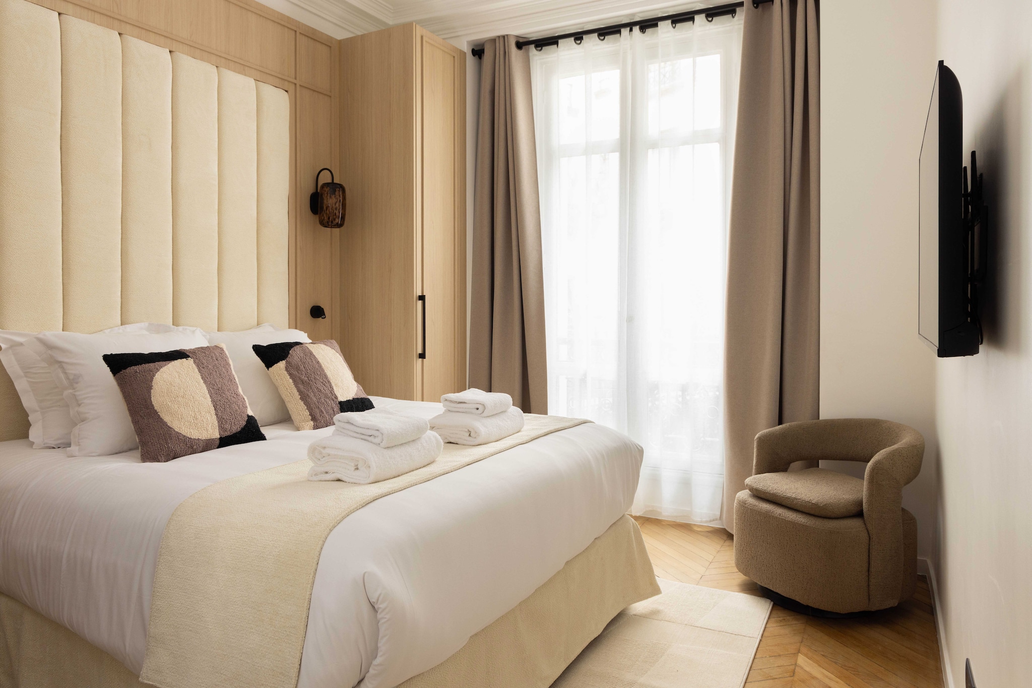 On the 1st floor: (Living room(Internet Access DSL, single sofa bed, TV, dining table, air conditioning), Kitchen(stove, electric kettle, toaster, coffee machine, microwave, fridge, dishes and cutlery, Cooking basics), bedroom(Bed Linen, Wardrobe, double bed), bedroom(double bed), bedroom(double bed), bathroom(shower, washbasin, hairdryer, Towels/Sheets (Incl.)), bathroom(shower, toilet), toilet(toilet))\n\nElevator, Hot Water, First Aid, Play area, fireplace, washing machine, heating, iron, shampoo, Essentials, Carbon monoxide detector, Cleaning Disinfection, Downtown, Enhanced cleaning practices, High touch surfaces disinfected, Long term stays allowed, Room-darkening shades, Town