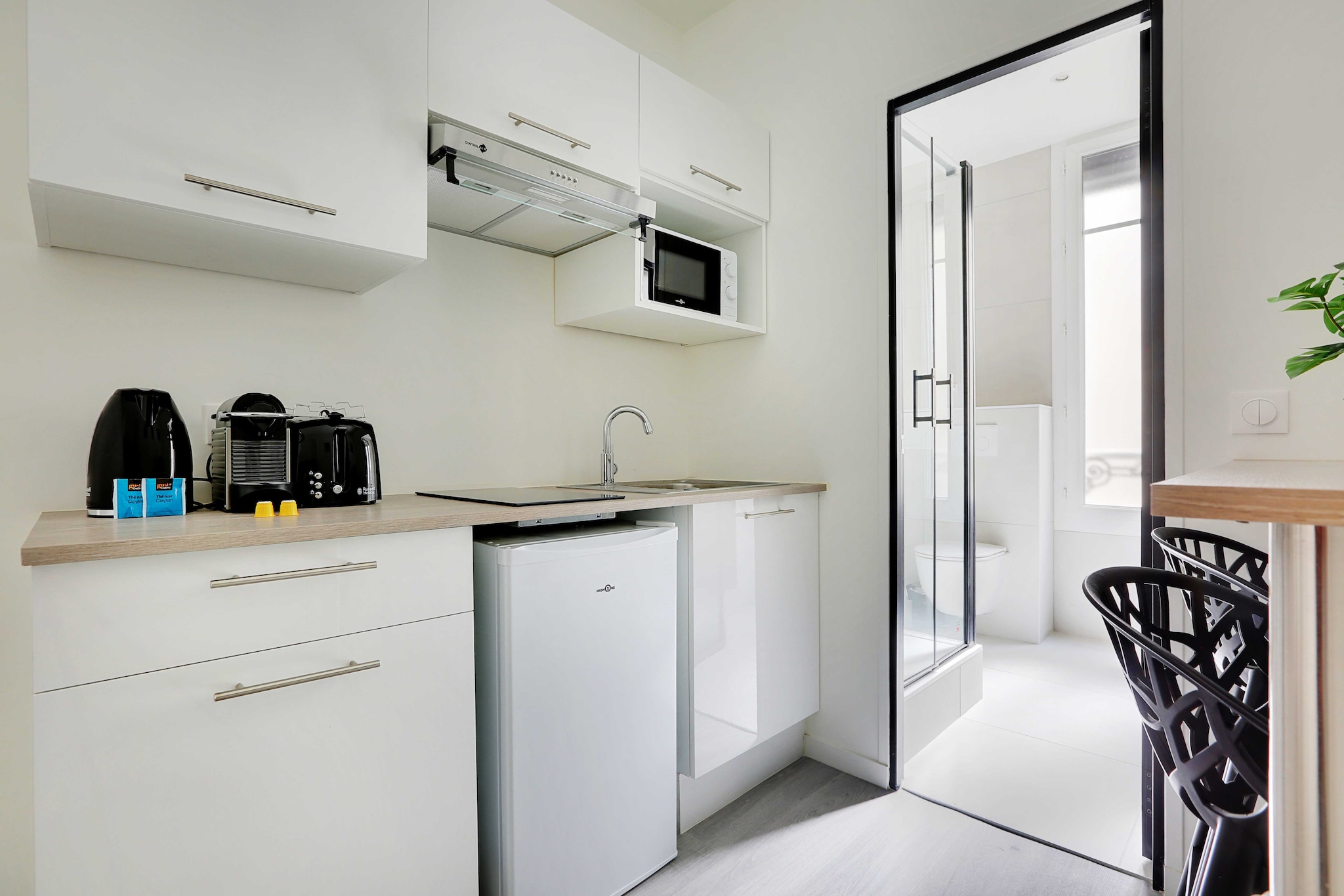 Checkmyguest offers you a charming 25 m² one-bedroom apartment in the town of Vincennes. Ideally located, this apartment is perfect for memorable stays. Nearby, discover the majestic Château de Vincennes, a historic fortress dating back to the XIVᵉ century, offering a unique testimony to French royal history.