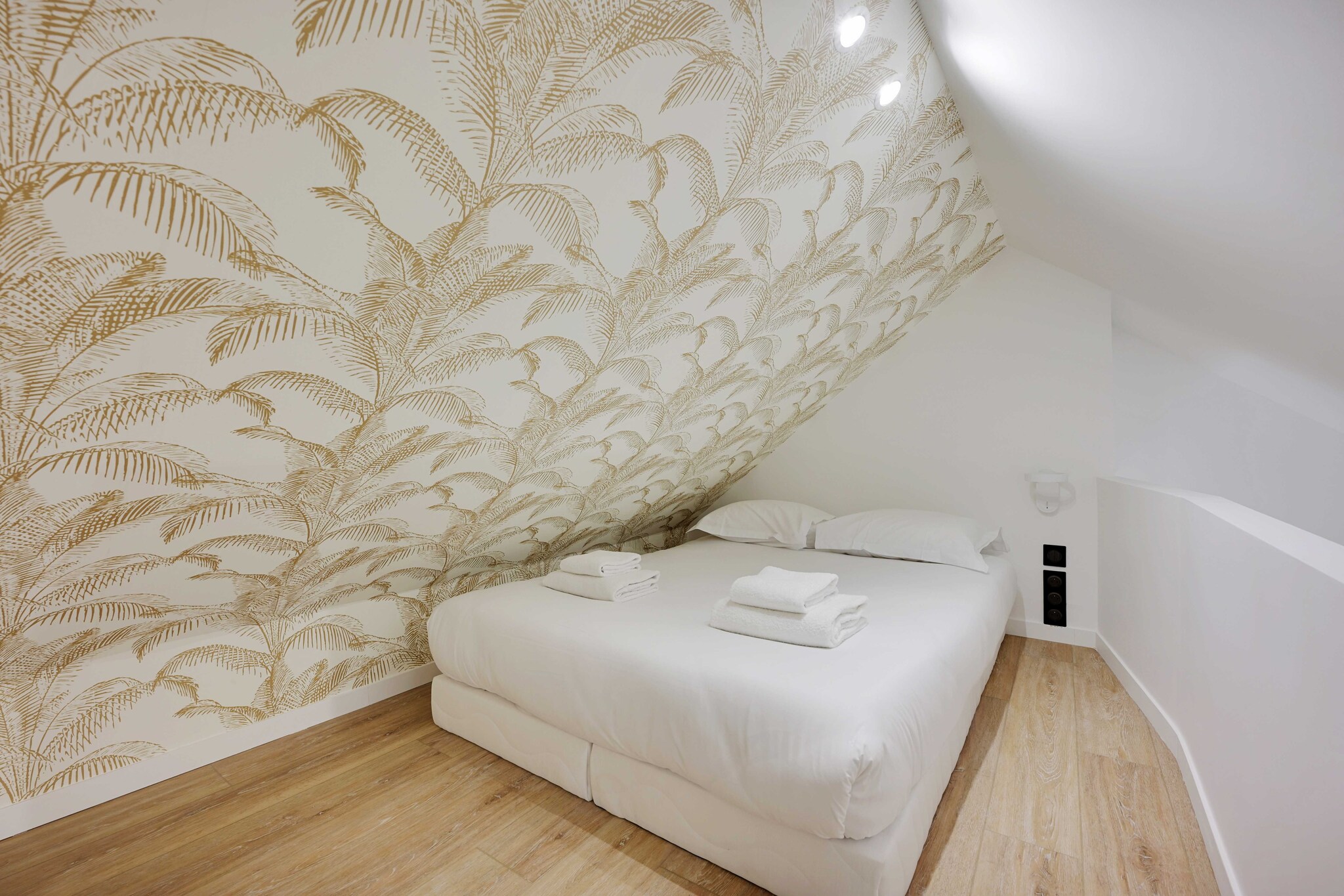 Ground floor: (Living room(single sofa bed, TV, dining table, heating), Kitchen(stove, electric kettle, toaster, coffee machine, microwave, fridge, electric hot plates, dishes and cutlery), bedroom(double bed), bedroom(double bed), bathroom(hairdryer, Towels/Sheets (Incl.), shampoo))\n\nBed Linen, Desk, Hot Water, Internet Access DSL, Wardrobe, First Aid, Play area, tumble dryer, washing machine, iron, Essentials, Dedicated workspace, Cooking basics, Carbon monoxide detector, Cleaning Disinfection, Downtown, Enhanced cleaning practices, Extra pillows and blankets, High touch surfaces disinfected, Long term stays allowed, Room-darkening shades, Town