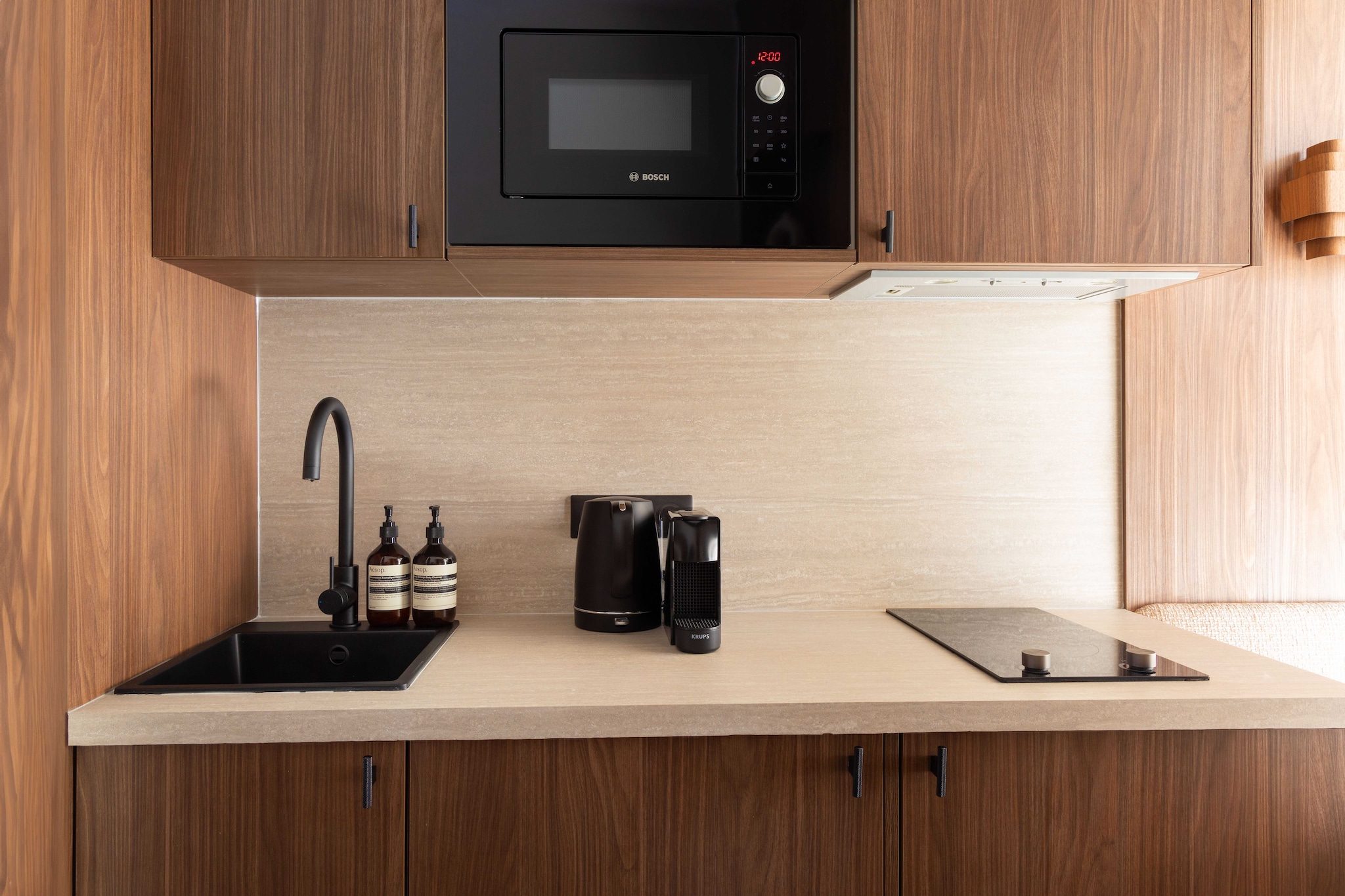 Welcome to our delightful 20m2 single studio, completely refurbished and custom-built. It is air-conditioned and located at the foot of the Place de L'Etoile in the chic 16th arrondissement of Paris. A 5-minute walk from the metro and close to all amenities ! 
The geographical location of the studio will allow you to move very easily and quickly throughout the capital via its many public transport options :
- Metro/RER: Charles de Gaulle - Ã‰toile: Line 1/2/6, RER A: located 6 minutes walk from the studio.
- Many day & night BUS lines
- Several taxi companies available: Taxis G7 (the most used): call 36 07
- V�Ã©lib station