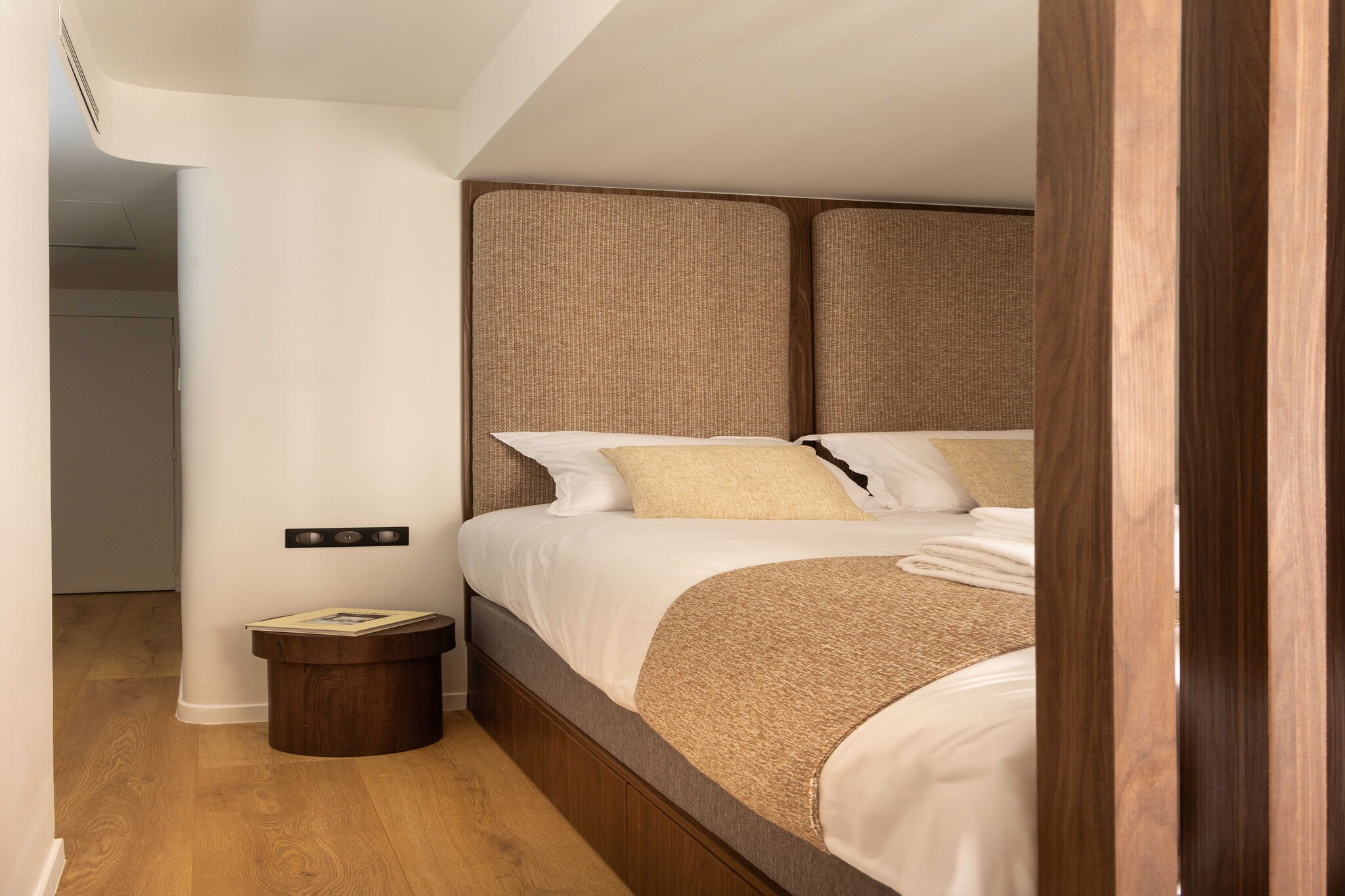 On the 1st floor: (open kitchen(hob, electric kettle, toaster, coffee machine, microwave, fridge, washing machine, dishes and cutlery), Living/bed room(double bed, TV, air conditioning, iron), bathroom(shower, toilet, hairdryer, shampoo, Essentials))\n\nBed Linen, Elevator, Hot Water, Internet Access DSL, Wardrobe, First Aid, Play area, washbasin, heating, Towels/Sheets (Incl.), Dedicated workspace, Cooking basics, Carbon monoxide detector, Cleaning Disinfection, Downtown, Enhanced cleaning practices, High touch surfaces disinfected, Long term stays allowed, Room-darkening shades, Town