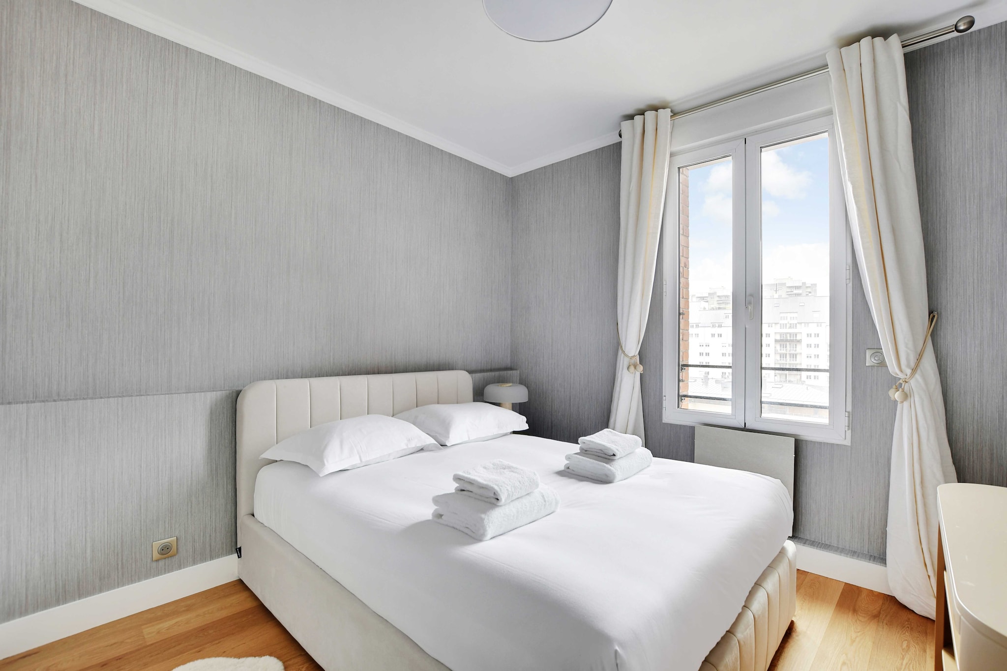 Checkmyguest offers you a sumptuous and spacious 140m² apartment in Courbevoie, offering four magnificent bedrooms. Located close to the dynamic La Défense district, this apartment offers an exceptional living environment. Enjoy comfort and elegance in a peaceful environment, while being just a stone's throw from one of Europe's largest business centers.