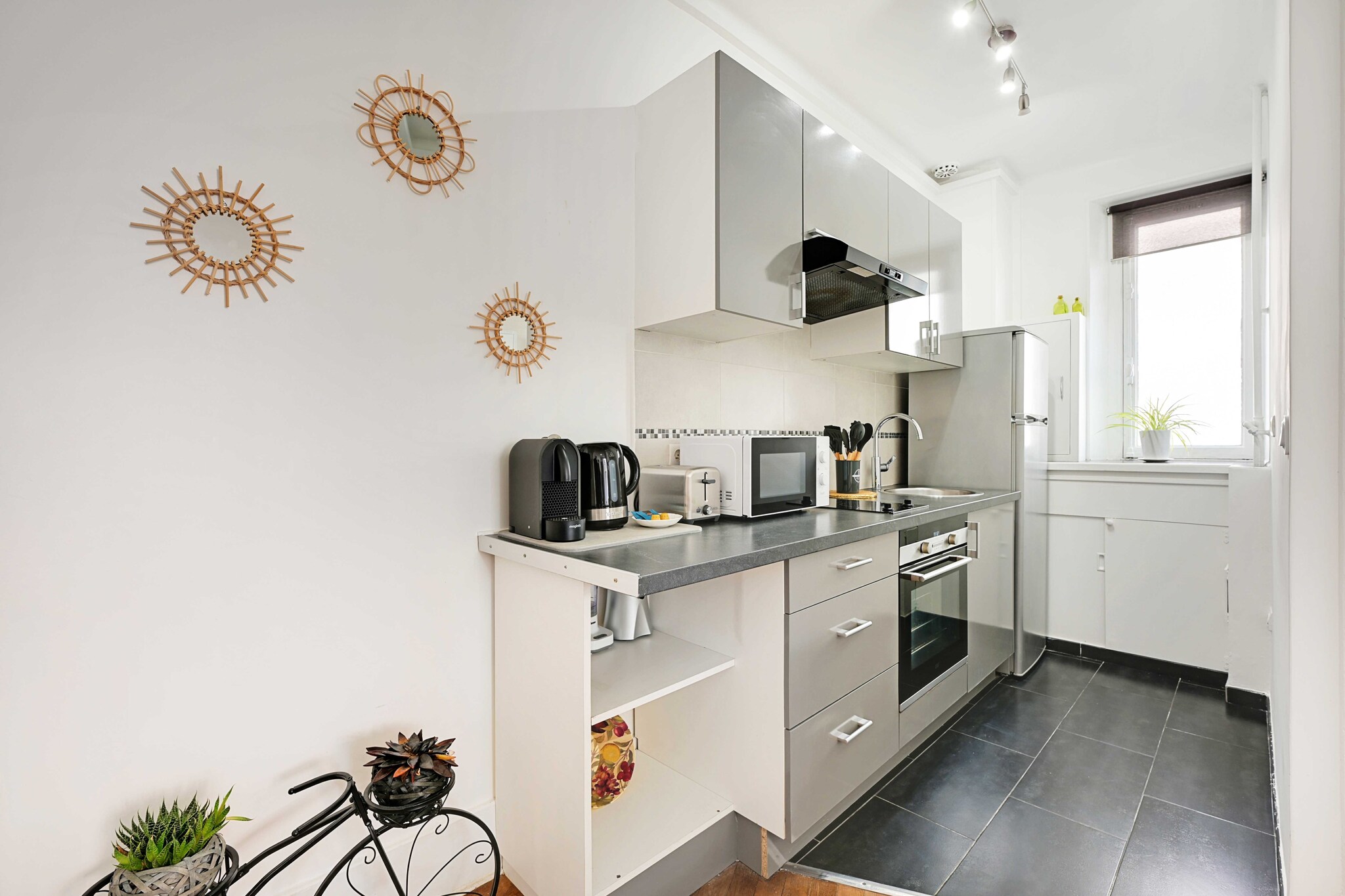Checkmyguest vous propose cet appartement de 36mÂ² au 2Ã¨me Ã©tage avec ascenseur, situÃ© au rue Duret, Paris 16Ã¨me. BÃ©nÃ©ficiant d'une luminositÃ© naturelle il est proche des commerces et transports, idÃ©al pour un sÃ©jour agrÃ©able.
The apartment's location means you'll be able to get around the capital quickly and easily, thanks to its many public transport options: 
- Metro: Argentina / line 1, a 6-minute walk from the apartment
- Metro: Charles de Gaulle - Ã‰toile / lines 6 and 2, a 9-minute walk from the apartment 
- RER C and E Neuilly Porte Maillot 6 minutes' walk from the apartment
- Numerous BUS lines (day and night)
- Several cab companies available: Taxi G7 at 3607