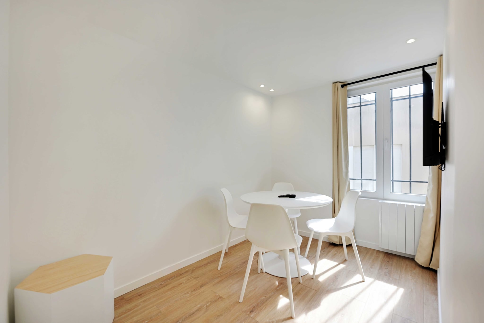 Checkmyguest offers you this beautiful, recently refurbished 25m2 apartment, located at the gateway to Paris, in the town of Aubervilliers.
Designed for 2 people and perfectly optimized, you'll appreciate its modern amenities offering comfort and convenience. A 5-minute walk from the metro and close to all amenities !