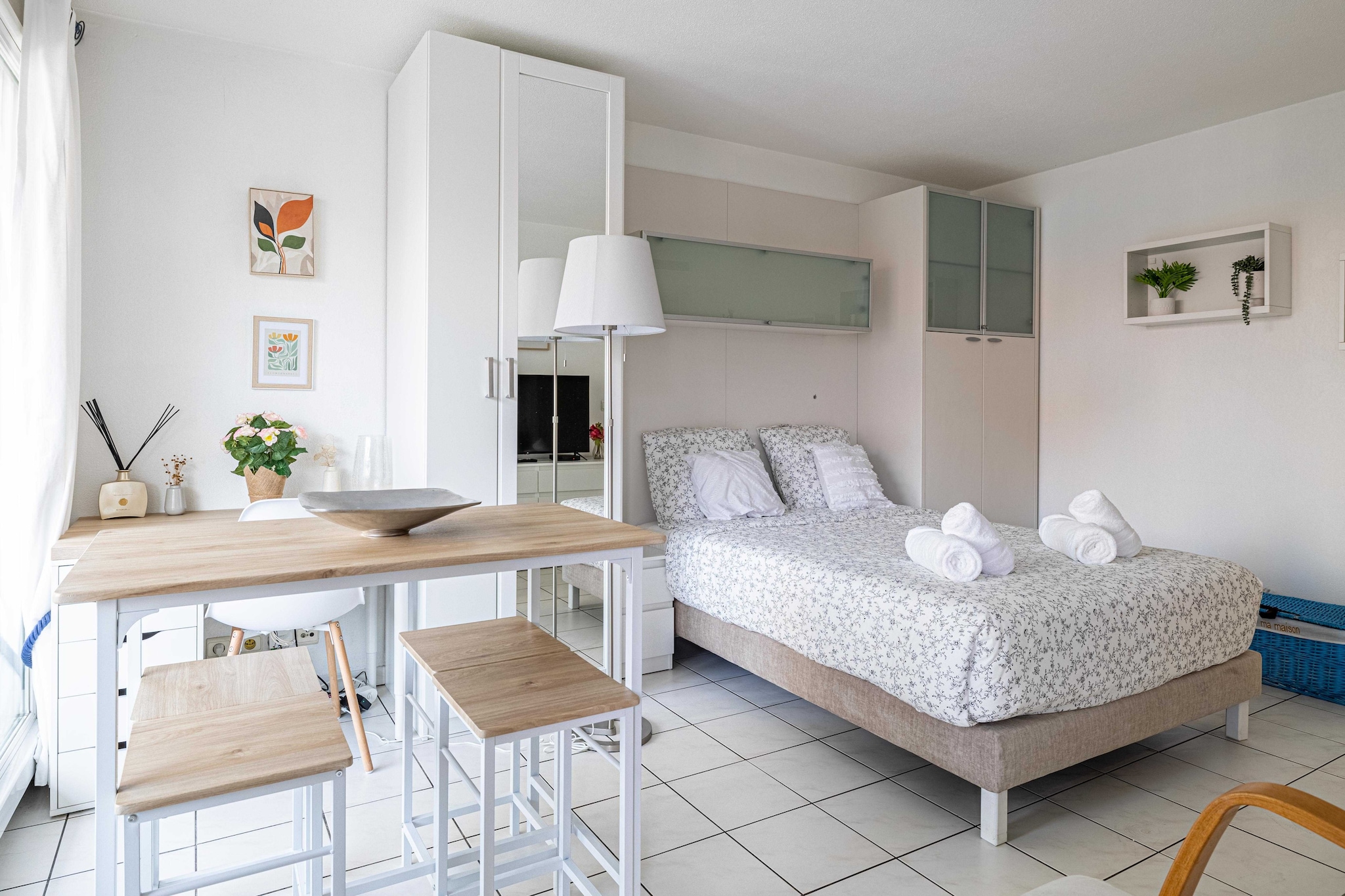 On the 1st floor: (Kitchen(stove, electric kettle, toaster, coffee machine, oven, microwave, fridge, dishes and cutlery), Living/bed room(double bed), bathroom(shower, washbasin, toilet), balcony)\n\nBed Linen, Elevator, Hot Water, Internet Access DSL, Wardrobe, First Aid, Play area, TV, cot, heating, air conditioning, swimming pool, iron, hairdryer, Towels/Sheets (Incl.), shampoo, Essentials, Dedicated workspace, Carbon monoxide detector, Cleaning Disinfection, Enhanced cleaning practices, High touch surfaces disinfected, Long term stays allowed, Near Ocean, Room-darkening shades, Village