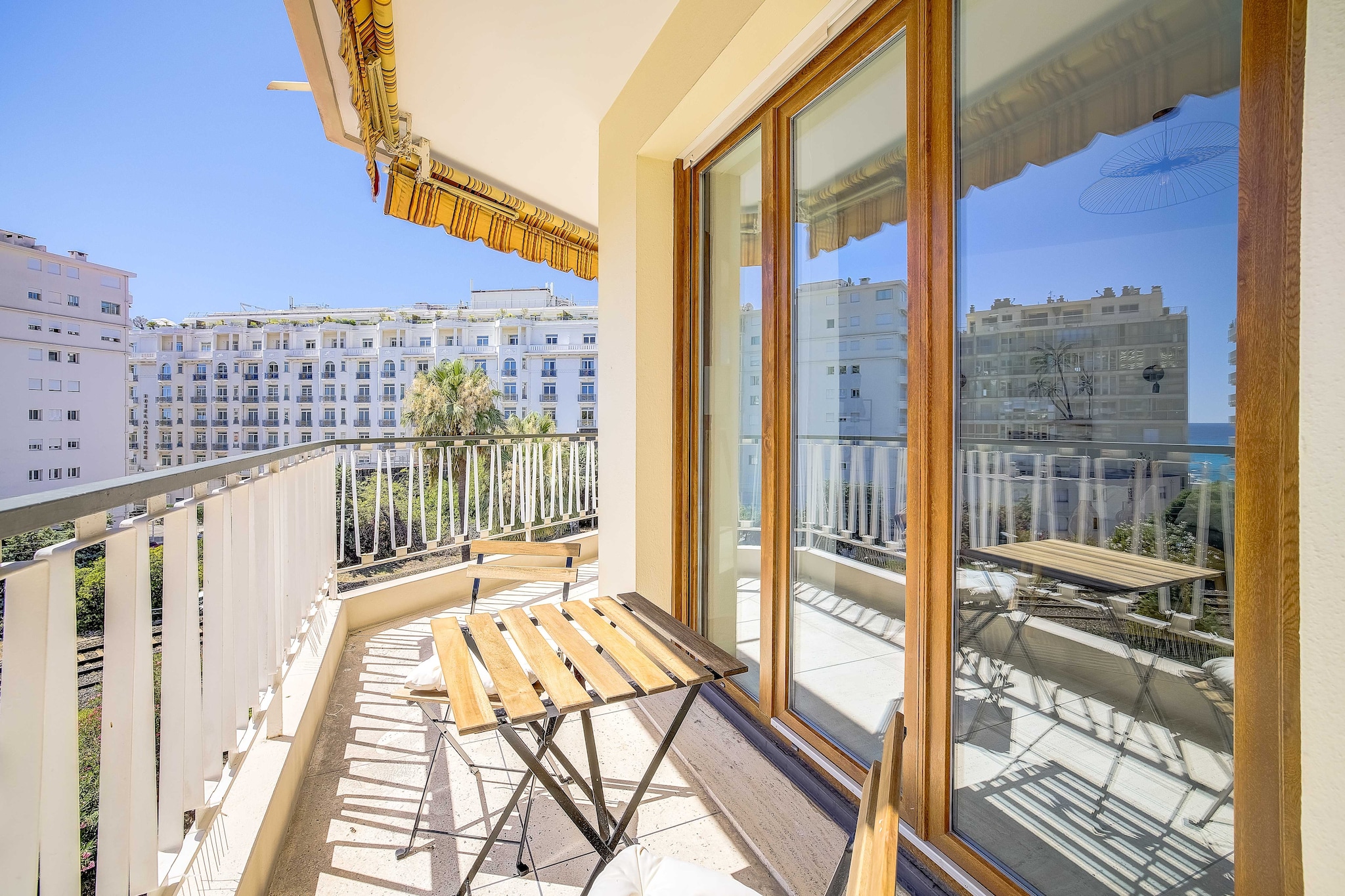 Magnificent apartment in the immediate vicinity of the Croisette and the popular beaches of Cannes. Large balcony to enjoy the southern sun.
The location of the apartment will allow you to move quickly and easily:

BY PLANE: Nice-CÃ´te d'Azur Airport (30km)
BY PLANE: Cannes-Mandelieu Airport
BY TRAIN: Cannes station, 7 minutes on foot
BY CAR: A8 Motorway
BY CAR: National 85
During your stay in Cannes, you'll have the chance to explore some wonderful nearby destinations, each offering a unique and memorable experience.	
 Antibes and its cape:Just a few kilometers from Cannes, the charming town of Antibes welcomes you. Explore its rich historical heritage, including the Picasso Museum housed in a superb chÃ¢teau. Stroll through the cobbled streets of old Antibes, where the Provencal market will awaken your senses with its scents and flavors. But don't forget to venture out to Cap d'Antibes, where coastal paths offer breathtaking views of the Mediterranean. 
Les trayas and its red rocks: West of Cannes lies the natural paradise of Les Trayas, a striking contrast to urban life. Explore mountain and forest landscapes that blend harmoniously with the Mediterranean coastline. Hiking enthusiasts will be delighted by the trails leading to the emblematic red rocks, offering breathtaking panoramic sea views.
Grasse and its perfume: Not far from Cannes is the town of Grasse, world-famous as the capital of perfume. You'll have the opportunity to visit renowned perfume factories such as Fragonard, Galimard and Molinard, where you'll discover the art of perfumery and even have the chance to create your own fragrance. Stroll through Grasse's medieval streets, steeped in history and  scents.