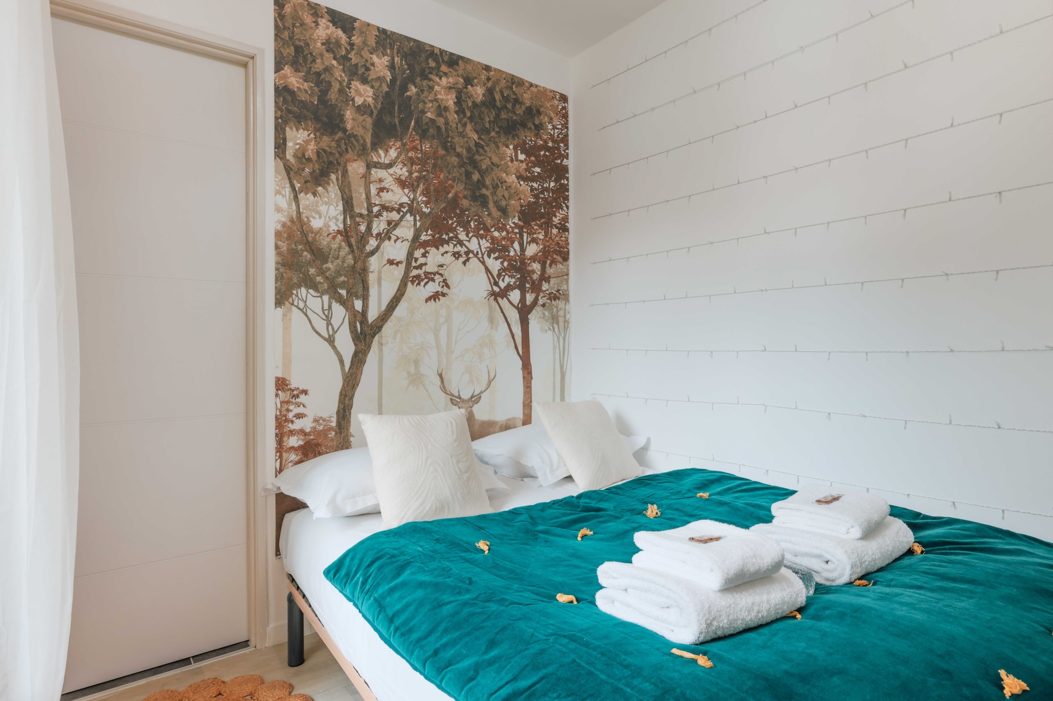 Ground floor: (Kitchen(stove, hob, electric kettle, toaster, coffee machine, oven, fridge, dishes and cutlery), Living/diningroom(single sofa bed), bedroom(double bed), Bedroom with bathroom(double bed, bath tub, washbasin, toilet))\n\nBed Linen, Hot Water, Internet Access DSL, Wardrobe, TV, heating, iron, hairdryer, Towels/Sheets (Incl.), shampoo, Essentials, Dedicated workspace, Cooking basics, Carbon monoxide detector, Cleaning Disinfection, Enhanced cleaning practices, High touch surfaces disinfected, Long term stays allowed, Room-darkening shades