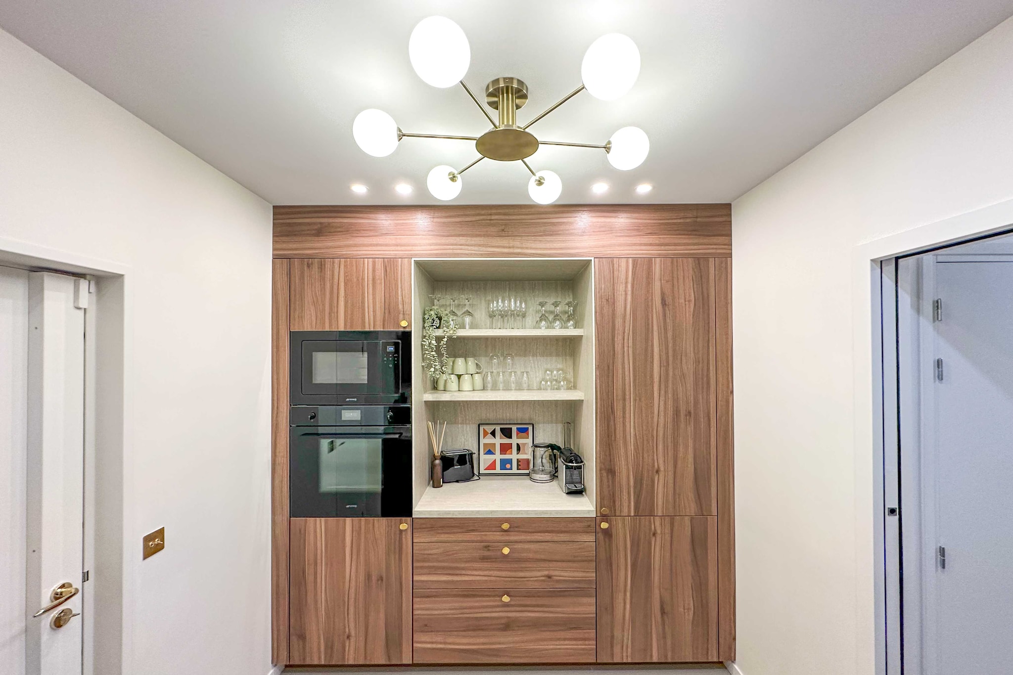 Take a look at this sumptuous 140m2 apartment with 4 spacious bedrooms located in the vibrant Clignancourt district, offering breathtaking views of the Sacré-Coeur. Combining elegance and modernity, this refined space is ideal for those seeking Parisian luxury. Soak up the bohemian atmosphere, while enjoying the lively streets of one of Paris' most coveted districts.