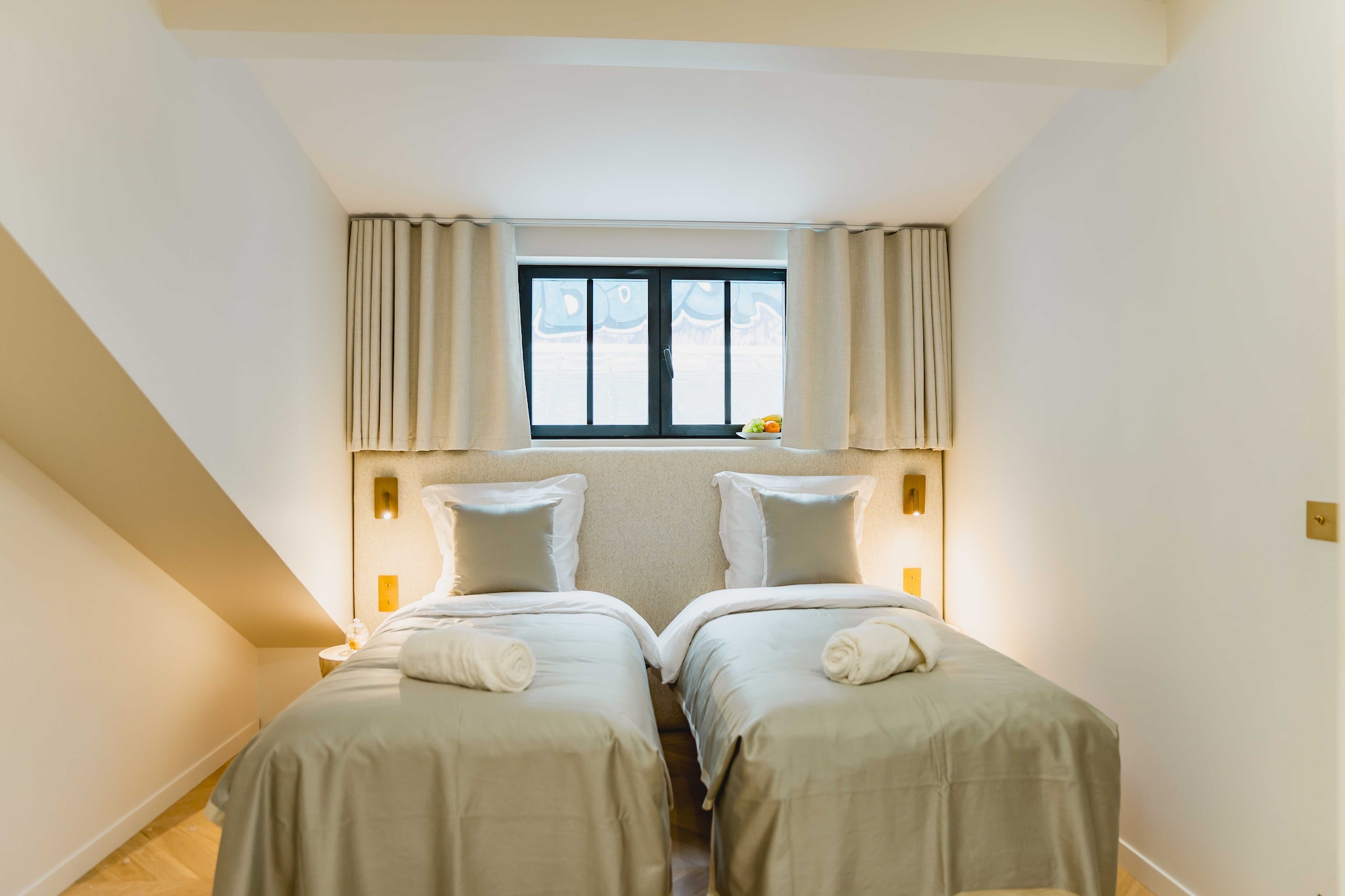 Ground floor: (Living room(dining table), Kitchen(stove, electric kettle, toaster, coffee machine, oven, microwave, dishwasher, fridge, dishes and cutlery, Cooking basics), bedroom(double bed), bedroom(single bed, single bed), bedroom(single bed, single bed), bedroom(single bed, single bed), bathroom(shower), bathroom(shower, toilet), bathroom(shower, toilet))\n\nBed Linen, Desk, Hot Water, Internet Access DSL, Safe, Wardrobe, First Aid, Play area, TV, tumble dryer, washing machine, heating, iron, hairdryer, Towels/Sheets (Incl.), shampoo, Essentials, Dedicated workspace, Carbon monoxide detector, Cleaning Disinfection, Downtown, Enhanced cleaning practices, High touch surfaces disinfected, Long term stays allowed, Room-darkening shades, Town