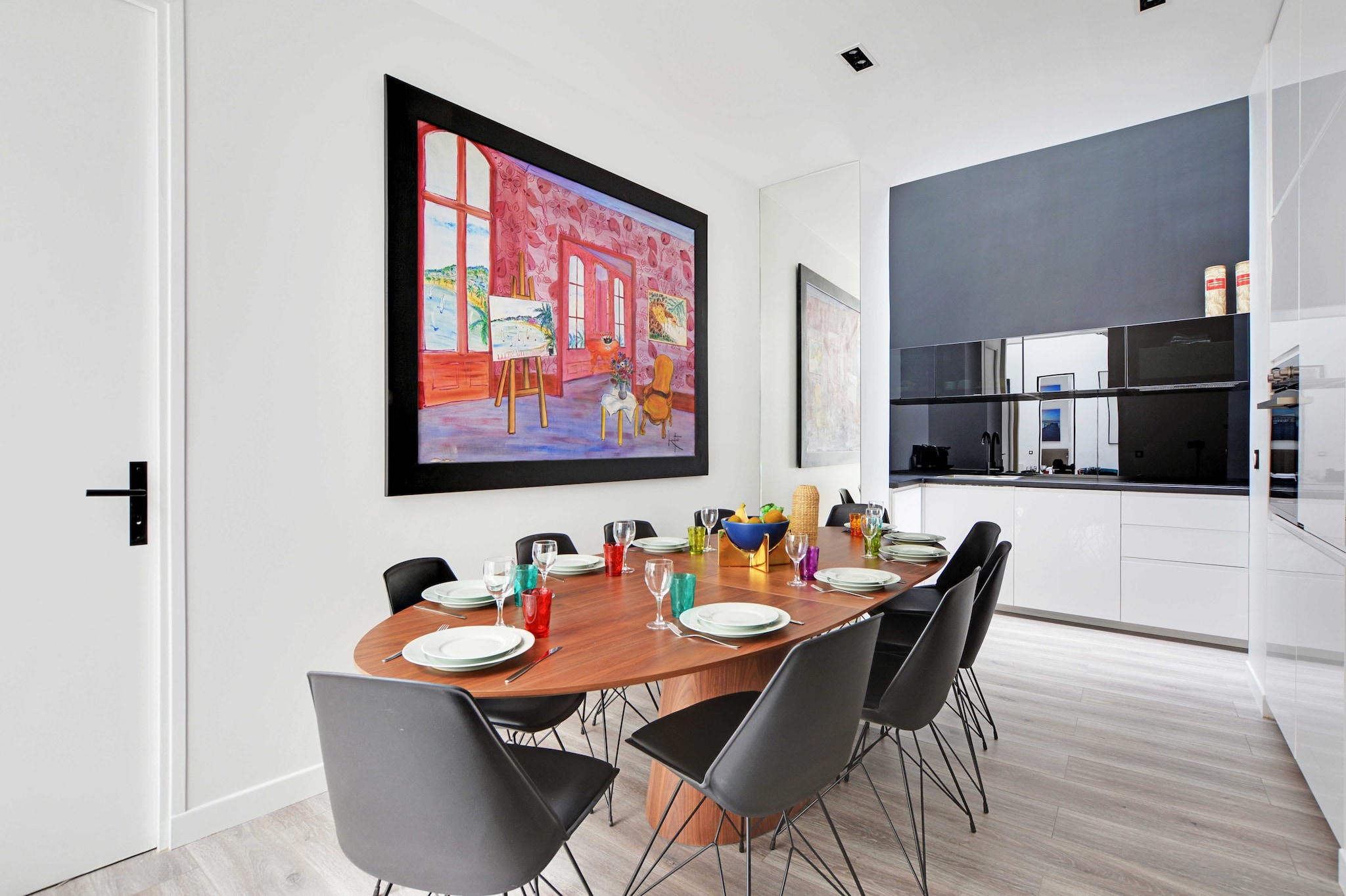 Checkmyguest offers you this elegant, spacious and colorful 150m² apartment, located in the chic Roquette district. Featuring 4 comfortable, bright bedrooms, this space is ideal for families or groups looking for an exceptional living environment. Enjoy the immediate proximity of Place de la Bastille, offering easy access to refined cultural attractions.