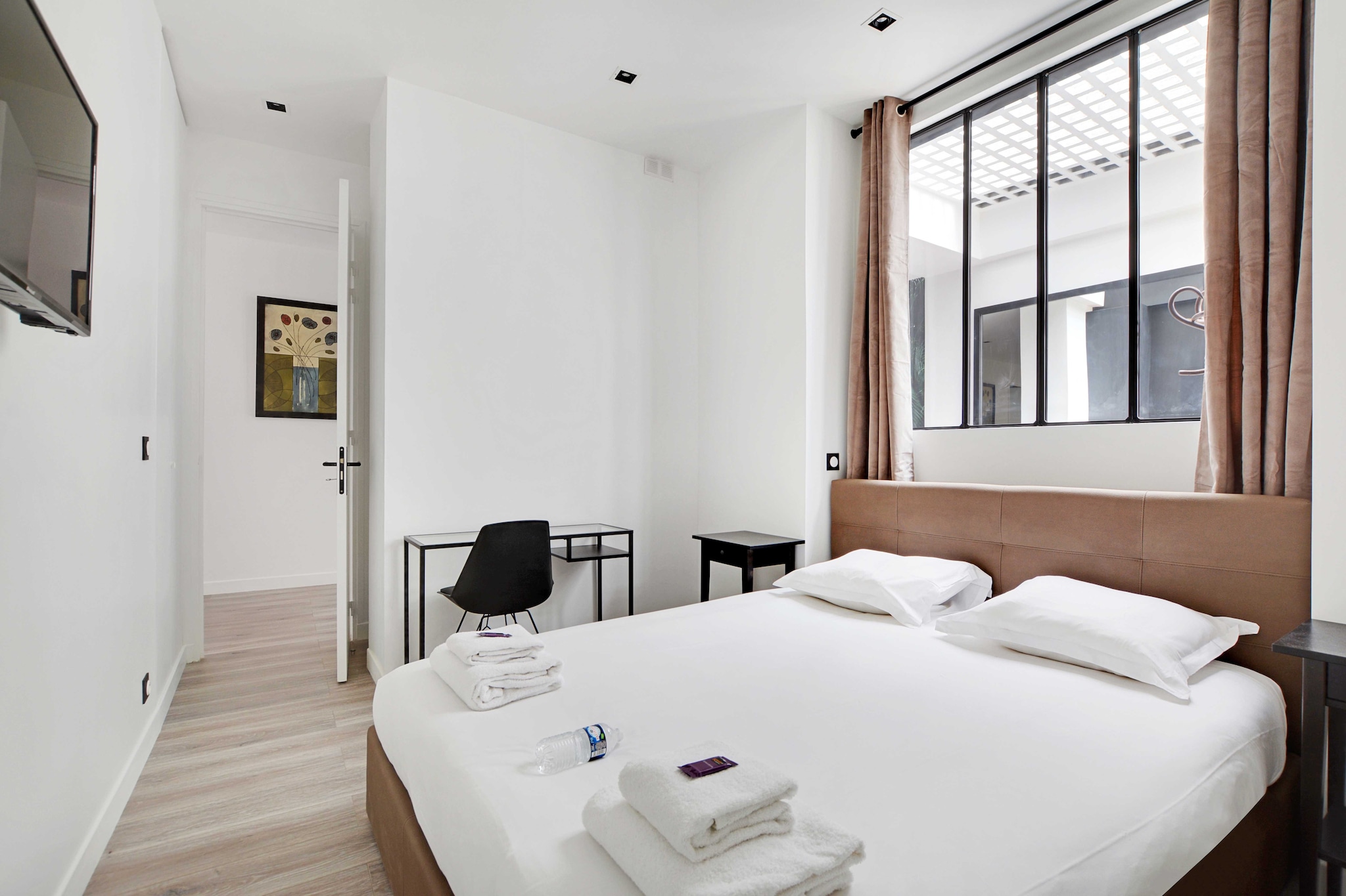 Ground floor: (Living room(double sofa bed, double sofa bed, TV, dining table, heating), Kitchen(stove, hob, electric kettle, toaster, coffee machine, combination microwave, dishwasher, fridge, washing machine, electric hot plates, dishes and cutlery, Cooking basics, Wine glasses), bedroom(double bed, heating), bedroom(double bed, heating), bedroom(double bed, heating), bedroom(double bed, heating), bathroom(shower, hairdryer), bathroom(shower, toilet, hairdryer), bathroom(shower), bathroom(shower, hairdryer), bathroom(bath tub, shower, toilet, hairdryer), toilet(toilet))\n\nBed Linen, Desk, Internet Access DSL, Wardrobe, First Aid, Play area, iron, crib(free), Towels/Sheets (Incl.), shampoo, body soap, hot water, Essentials, Dedicated workspace, Carbon monoxide detector, Cleaning Disinfection, Downtown, Enhanced cleaning practices, High touch surfaces disinfected, Long term stays allowed, Town