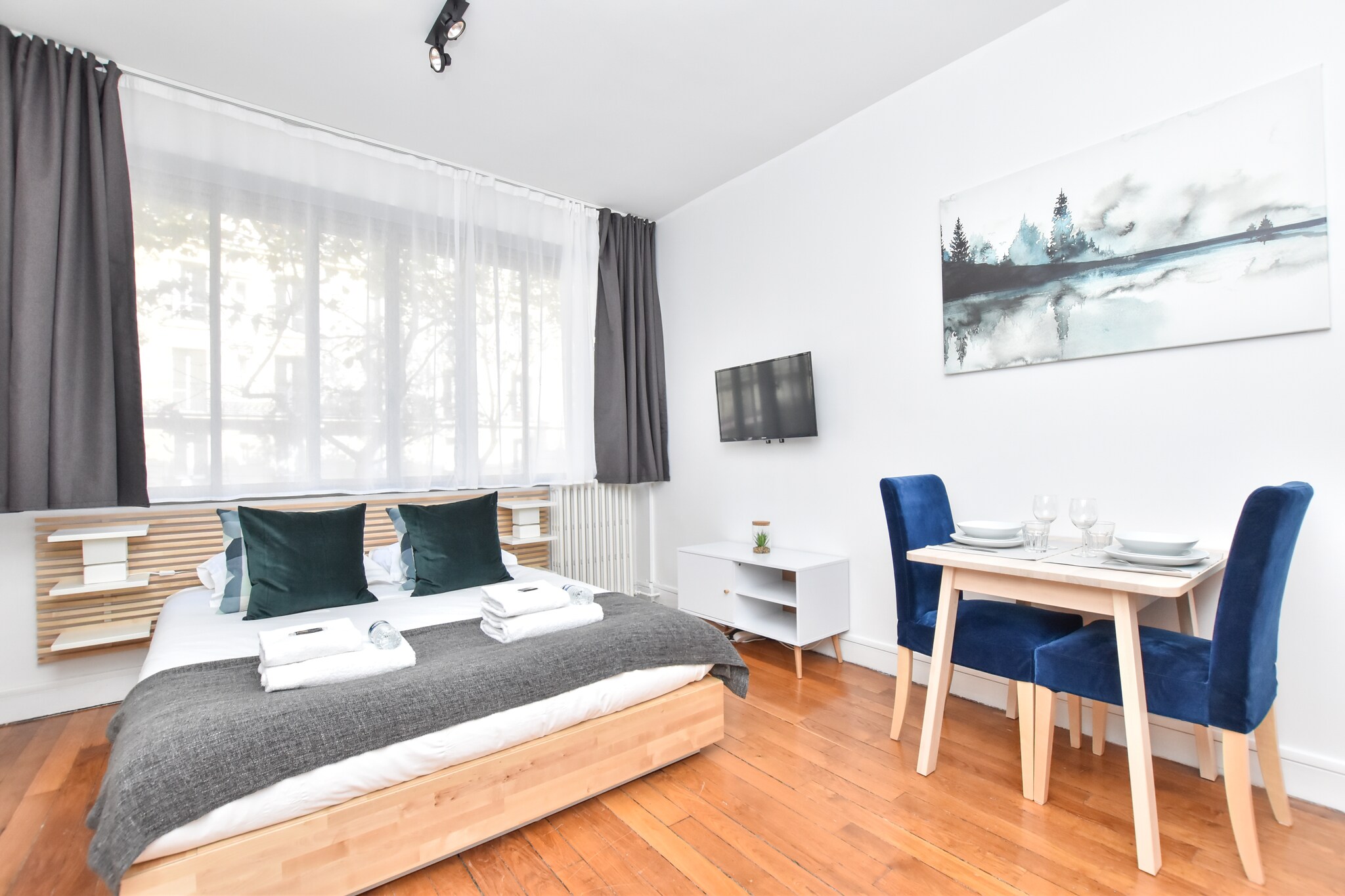 On the 1st floor: (Kitchen(stove, electric kettle, toaster, coffee machine, microwave, fridge, dishes and cutlery), Living/bed room(Bed Linen, double bed, TV), bathroom(shower, toilet, iron, hairdryer, Towels/Sheets (Incl.), shampoo, Essentials))\n\nDesk, Hot Water, Internet Access DSL, Wardrobe, First Aid, Play area, heating, Dedicated workspace, Cooking basics, Carbon monoxide detector, Cleaning Disinfection, Downtown, Enhanced cleaning practices, High touch surfaces disinfected, Long term stays allowed, Town