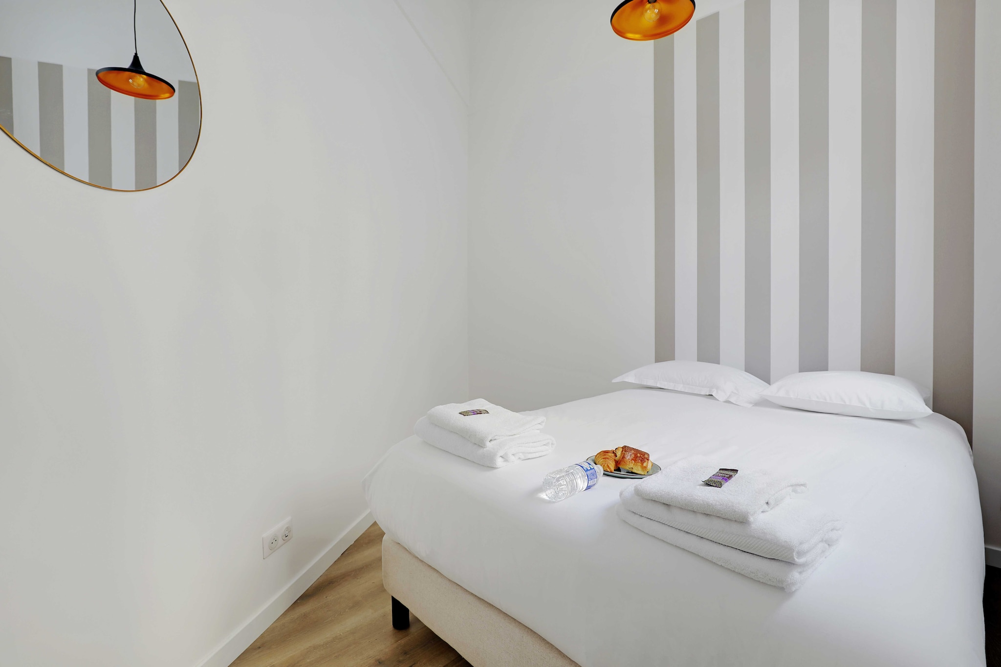 Checkmyguest offers you a charming 35m² apartment in the sought-after St-Lambert district. Just a stone's throw from famous Parisian landmarks such as the Montparnasse Tower and Parc Georges Brassens, this bright space boasts a comfortable bedroom and a warm atmosphere. Ideal for enjoying Parisian life to the full!