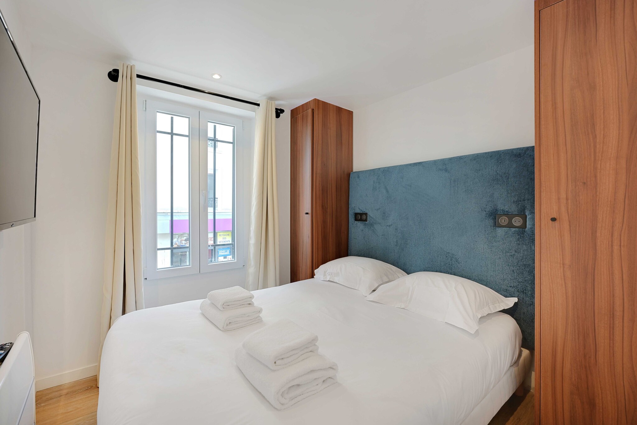 Checkmyguest offers you this recently refurbished 20m2 apartment, located just outside Paris, in the town of Aubervilliers.
Designed for 4 people and perfectly optimized, you'll appreciate its modern amenities offering comfort and convenience. A 5-minute walk from the metro and close to all amenities !