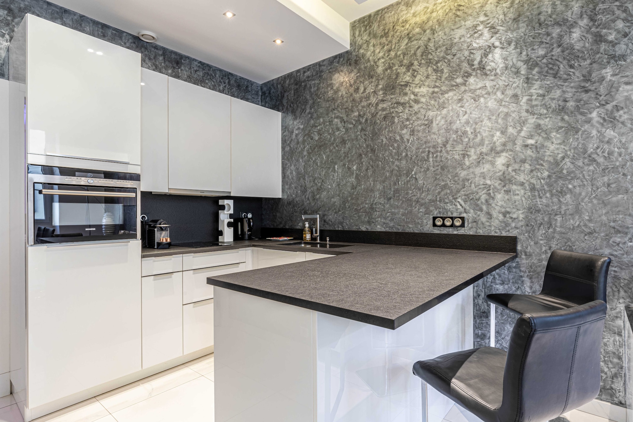 Magnificent 36m2 studio for 2 people, in the heart of the pedestrian street rue Hoche!
- By plane: Nice airport is 30 minutes from Cannes
- Private driver from Nice airport: Reservation on request
- By car: Public parking at 100 m
- By train: the station is within walking distance
During your stay in Cannes, you'll have the chance to explore some wonderful nearby destinations, each offering a unique and memorable experience.	
 Antibes and its cape:Just a few kilometers from Cannes, the charming town of Antibes welcomes you. Explore its rich historical heritage, including the Picasso Museum housed in a superb chÃ¢teau. Stroll through the cobbled streets of old Antibes, where the Provencal market will awaken your senses with its scents and flavors. But don't forget to venture out to Cap d'Antibes, where coastal paths offer breathtaking views of the Mediterranean. 
Les trayas and its red rocks: West of Cannes lies the natural paradise of Les Trayas, a striking contrast to urban life. Explore mountain and forest landscapes that blend harmoniously with the Mediterranean coastline. Hiking enthusiasts will be delighted by the trails leading to the emblematic red rocks, offering breathtaking panoramic sea views.
Grasse and its perfume: Not far from Cannes is the town of Grasse, world-famous as the capital of perfume. You'll have the opportunity to visit renowned perfume factories such as Fragonard, Galimard and Molinard, where you'll discover the art of perfumery and even have the chance to create your own fragrance. Stroll through Grasse's medieval streets, steeped in history and intoxicating scents.