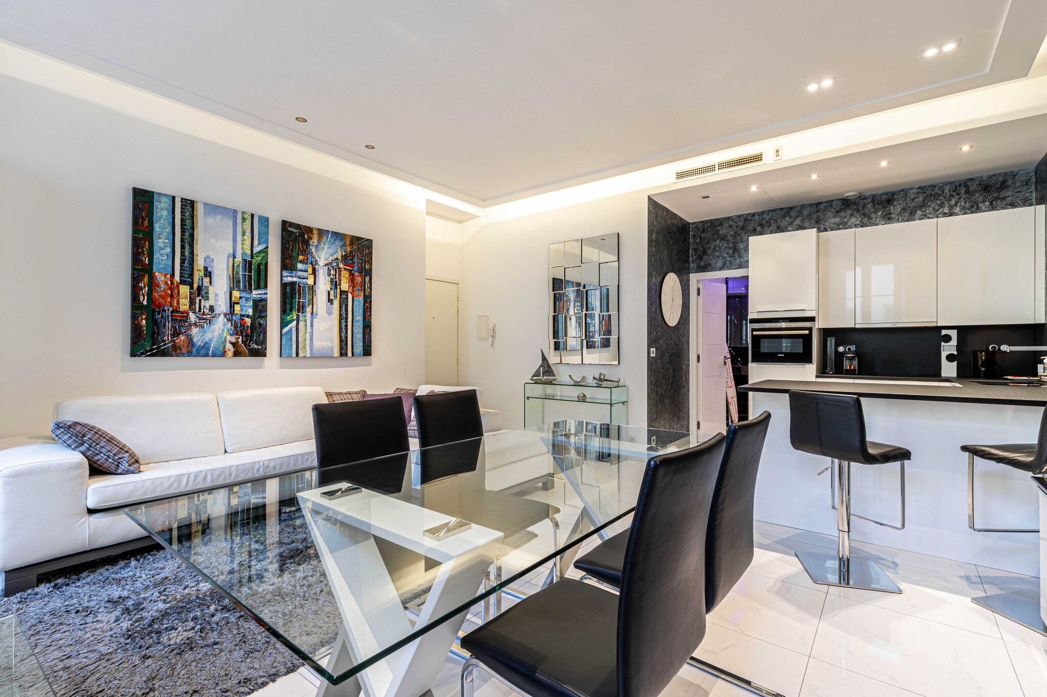 Large renovated studio - rue Hoche - Cannes center