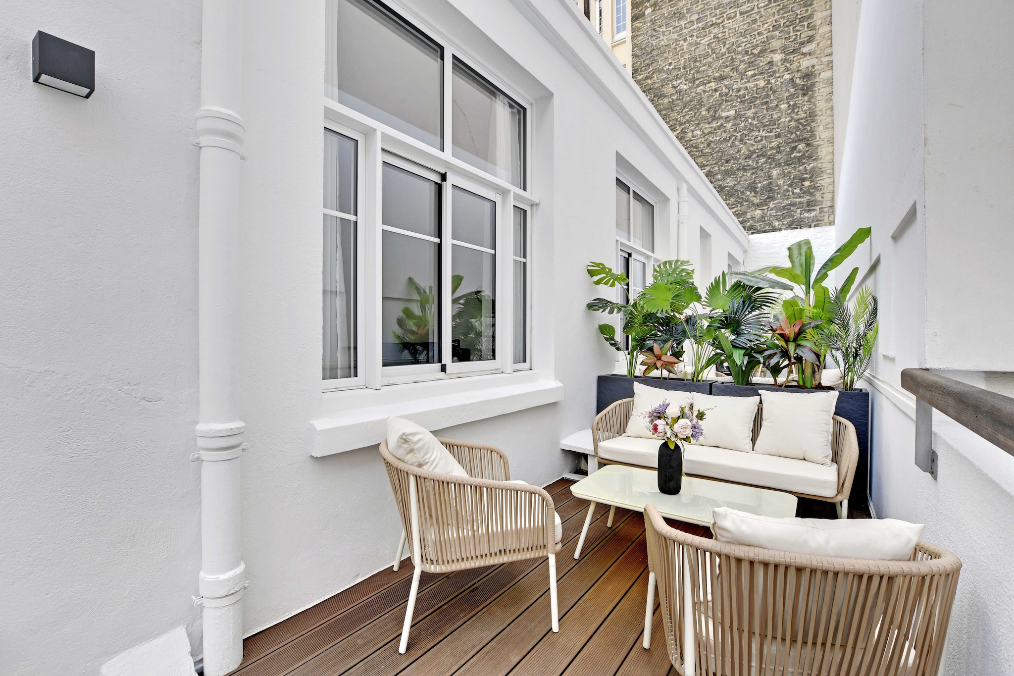 Checkmyguest invites you to this adorable 44 m² flat, nestled in the heart of the residential 15th arrondissement of Paris, in the dynamic Beaugrenelle district. With two charming bedrooms, a patio and modern amenities, this space is perfect for a memorable Parisian stay. Take the opportunity to discover the iconic Eiffel Tower just around the corner.