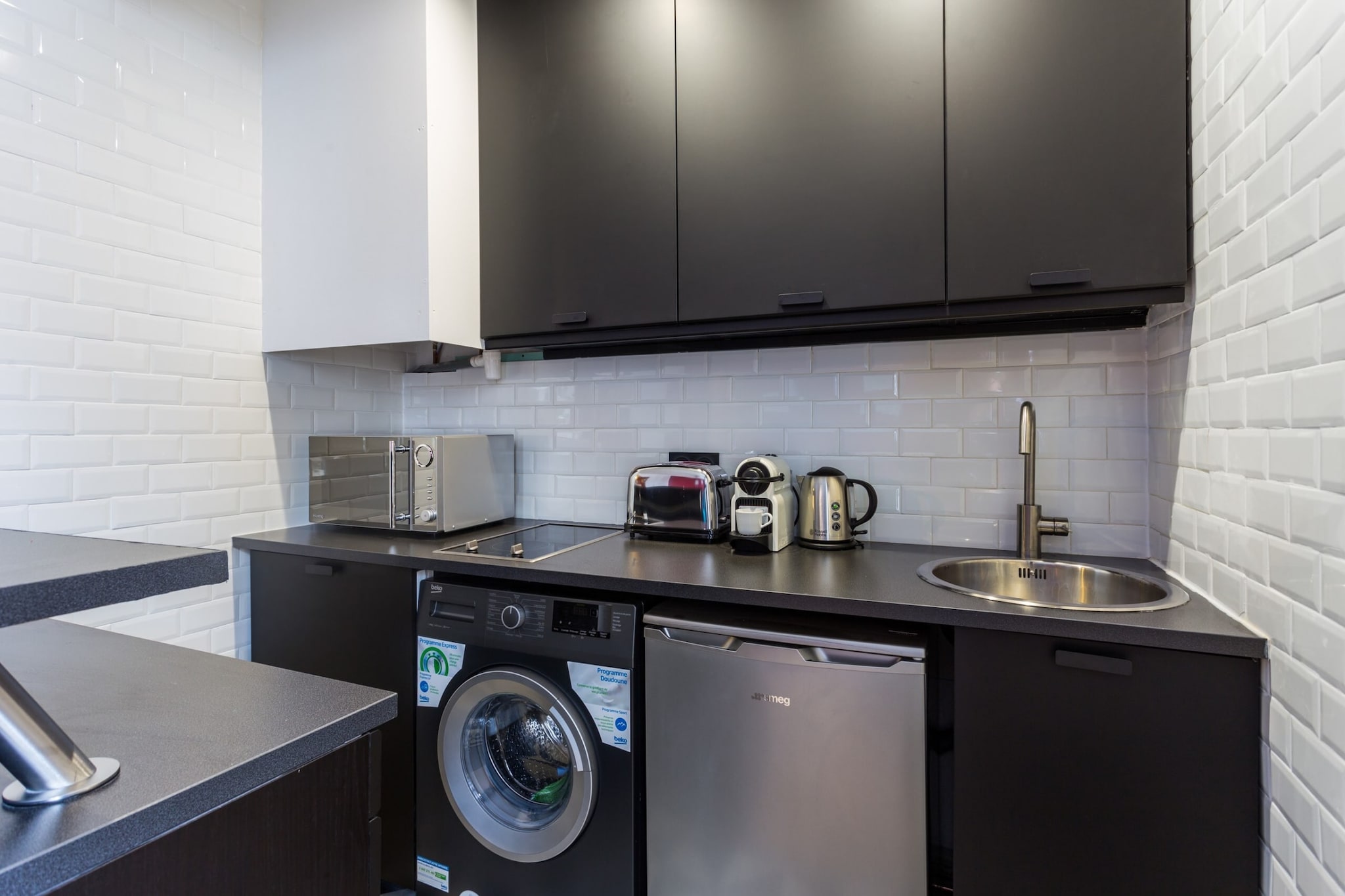 Checkmyguest offers you this cosy flat at 120 rue du Faubourg Saint Antoine, in the 12th arrondissement of Paris. Nestled on the 3rd floor and sleeping 4 people, this charming 48 m² living space welcomes you to the dynamic Quinze-Vingts district, renowned for its craft shops, quality restaurants and proximity to the Aligre market.