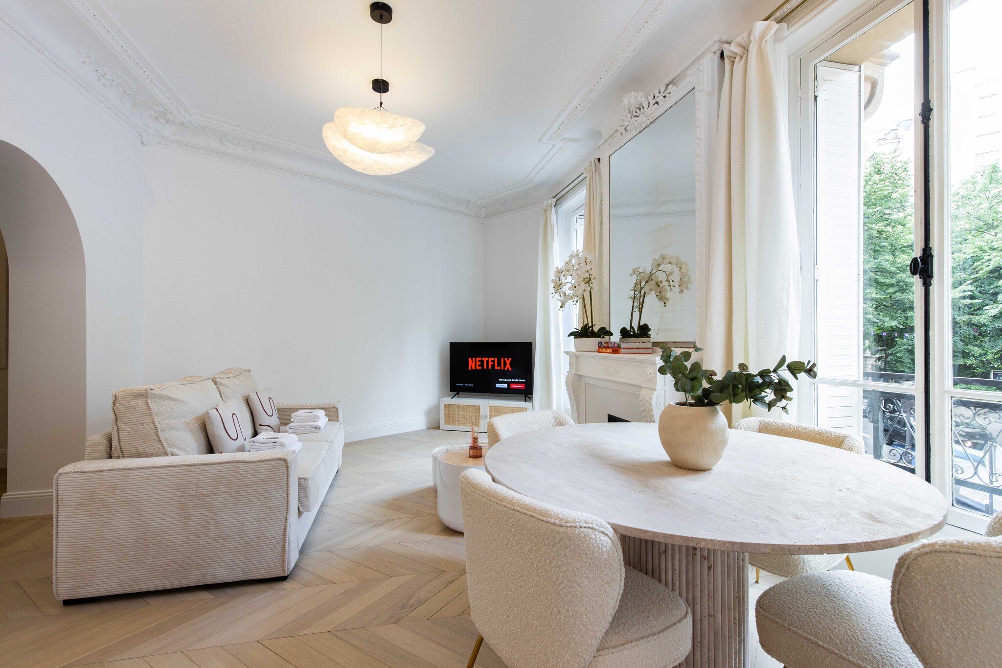 Welcome to our superb, completely refurbished 55m2 flat with 2 bedrooms, one of which is a master suite with en suite bathroom. It can accommodate up to 6 people and has all the modern facilities you need for your stay. Located in the 16th arrondissement, you'll be close to the Bois de Boulogne and the Quais de Seine. Just 2 minutes from the metro and close to all amenities.