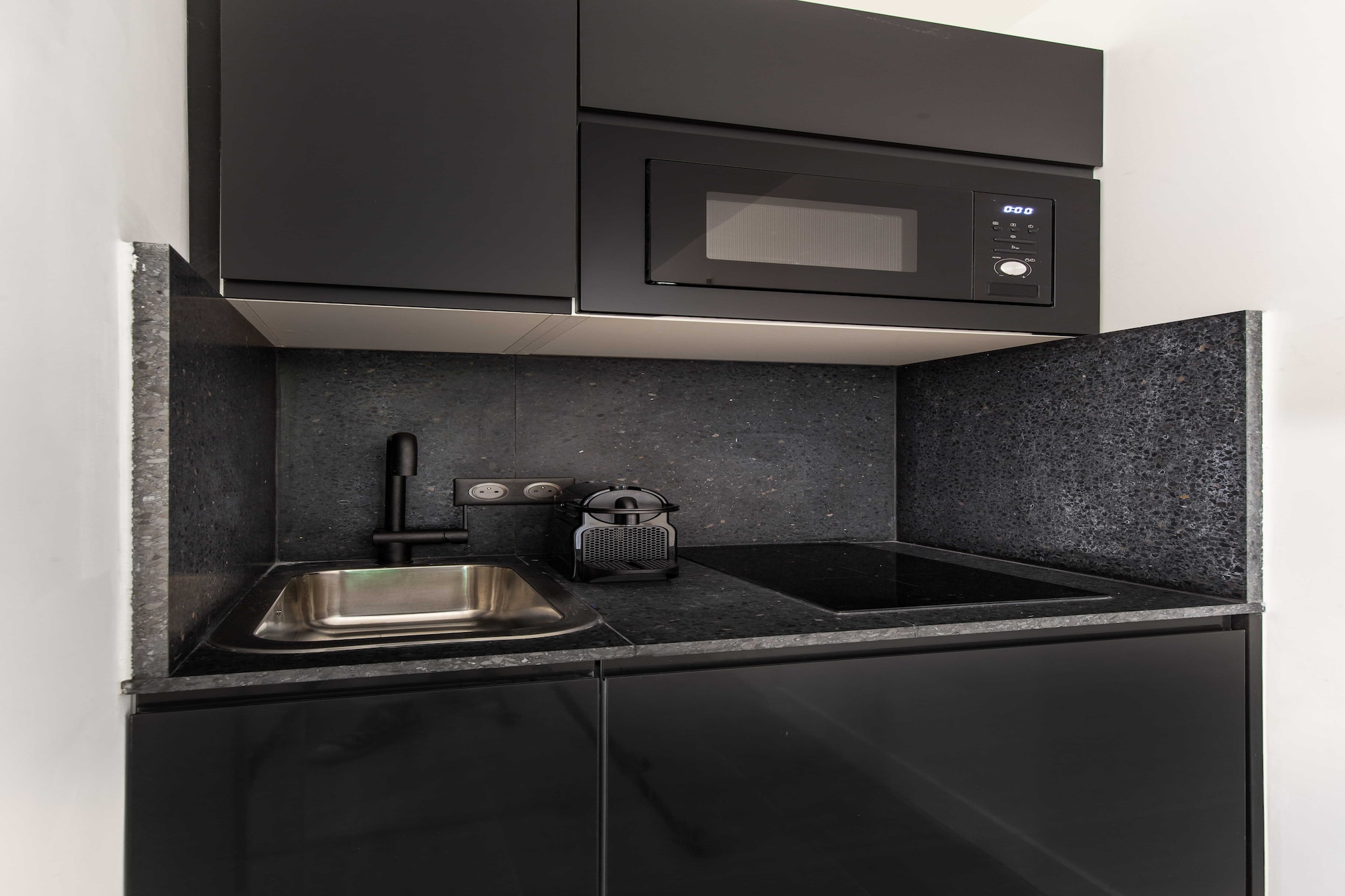 Checkmyguest offers you this cozy and welcoming 18m² studio apartment, comfortable and bright, located in the urban and dynamic Beaugrenelle district. You're sure to appreciate its proximity to the Seine and quick access to Paris Expo Porte de Versailles. Treat yourself to a pleasant stay in this modern yet friendly gem in the 15th arrondissement of Paris.