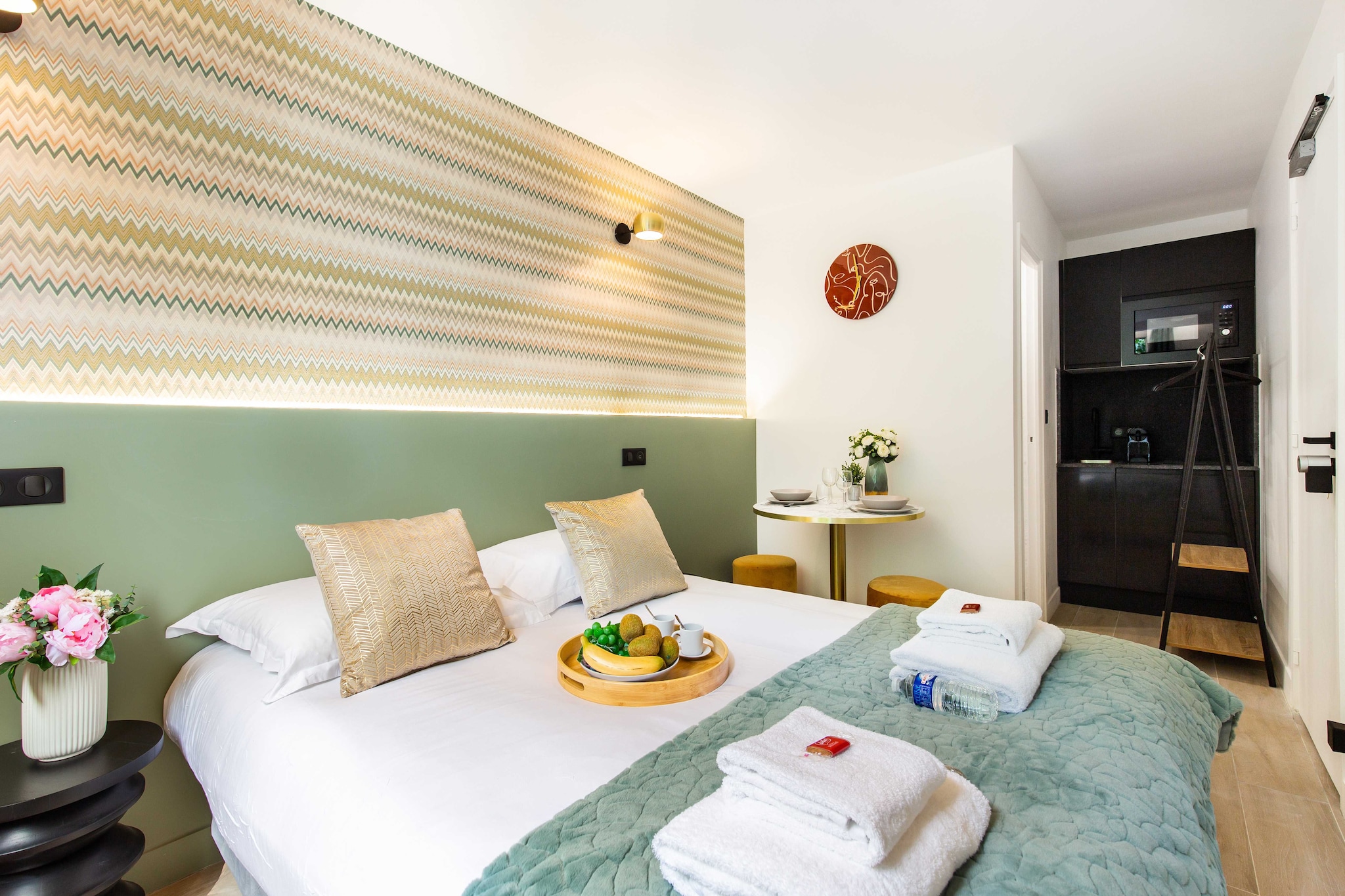 On the 1st floor: (Kitchen(stove, electric kettle, toaster, coffee machine, microwave, fridge), Living/bed room(Queen Bed), bathroom(shower, toilet))\n\nBed Linen, Hot Water, Internet Access DSL, Wardrobe, First Aid, Play area, TV, heating, iron, hairdryer, Towels/Sheets (Incl.), shampoo, Essentials, dishes and cutlery, Cooking basics, Carbon monoxide detector, Enhanced cleaning practices, Long term stays allowed, Room-darkening shades