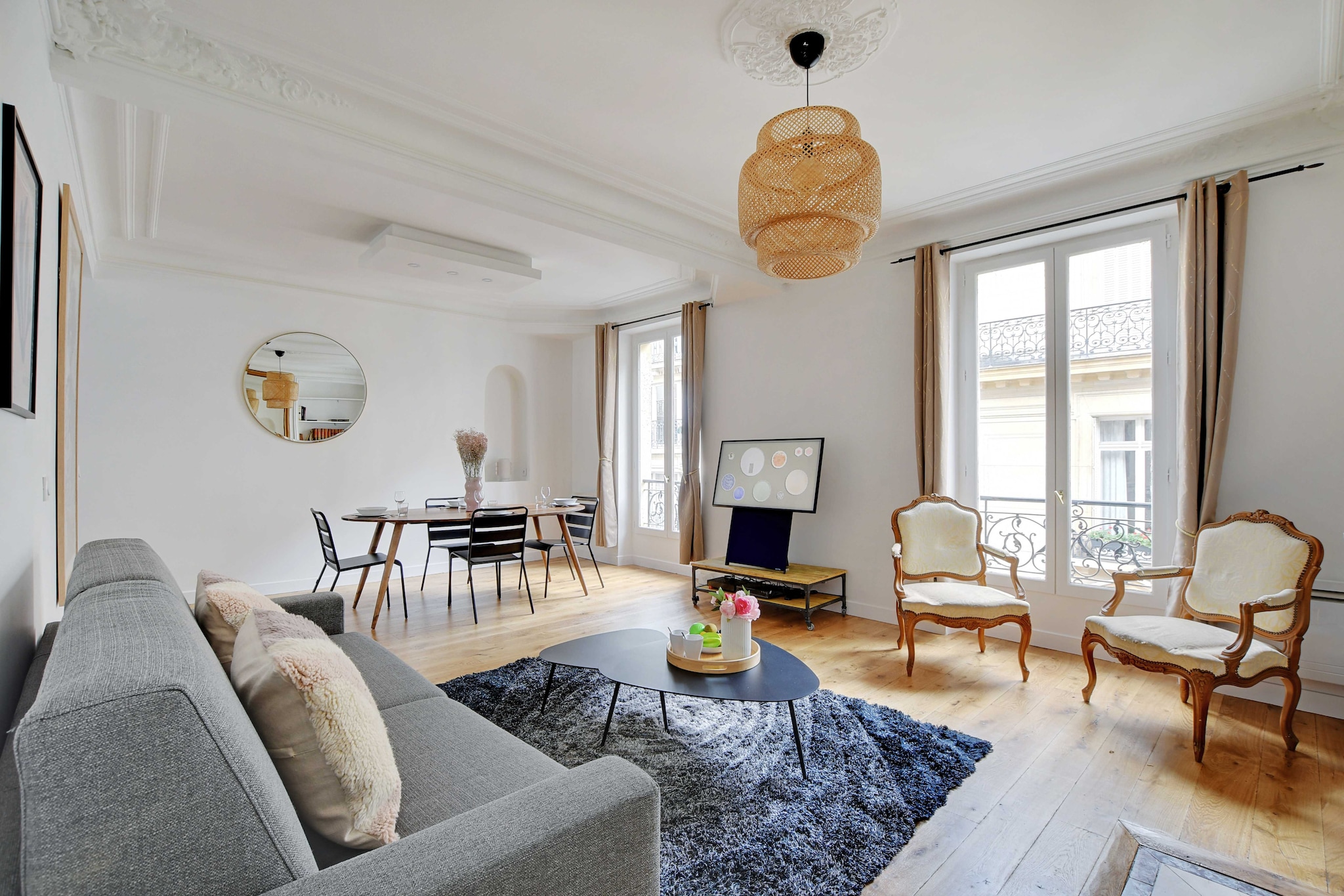 Checkmyguest offers you a spacious and magnificent 65mÂ² apartment, located in the peaceful Porte-Dauphine district, in the 16th arrondissement of Paris. Enjoy a bright, well-decorated room, perfect for a comfortable stay. Just a few steps from the Arc de Triomphe and the Bois de Boulogne, this apartment is ideally located for discovering the charm of Paris.