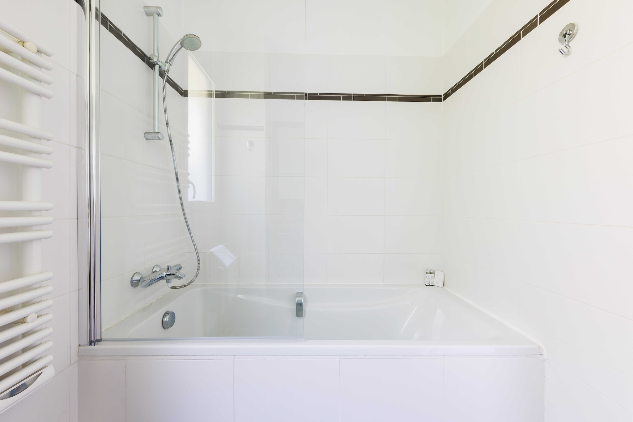 Ground floor: (Living room(single sofa bed, single sofa bed, TV), Kitchen(stove, electric kettle, toaster, coffee machine, microwave, dishwasher, fridge, dishes and cutlery, Cooking basics), bedroom(Bed Linen, double bed), bathroom(bath tub, toilet, hairdryer, Towels/Sheets (Incl.), shampoo, Essentials))\n\nDesk, Elevator, Hot Water, Internet Access DSL, Wardrobe, First Aid, Play area, heating, iron, Dedicated workspace, Carbon monoxide detector, Cleaning Disinfection, Downtown, Enhanced cleaning practices, High touch surfaces disinfected, Long term stays allowed, Town