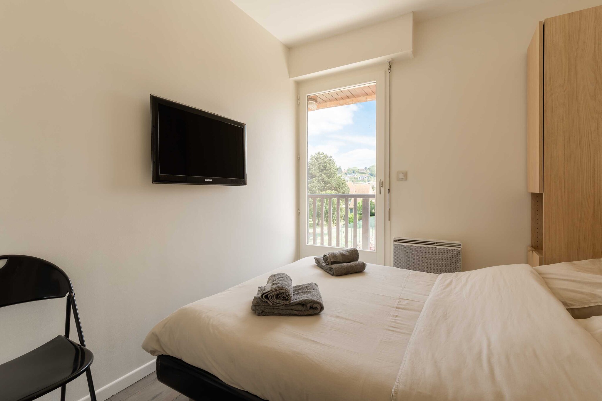 On the 2nd floor: (Living room(Internet Access DSL, TV), Kitchen(stove, electric kettle, coffee machine, oven, microwave, fridge, dishes and cutlery), bedroom(Bed Linen, Wardrobe, double bed), bedroom(double sofa bed, double sofa bed), bathroom(shower, washbasin, toilet, Towels/Sheets (Incl.), shampoo))\n\nElevator, Hot Water, First Aid, Play area, balcony or terrace, heating, crib(free), Essentials, Downtown, Enhanced cleaning practices, Long term stays allowed, Mountain view, Town