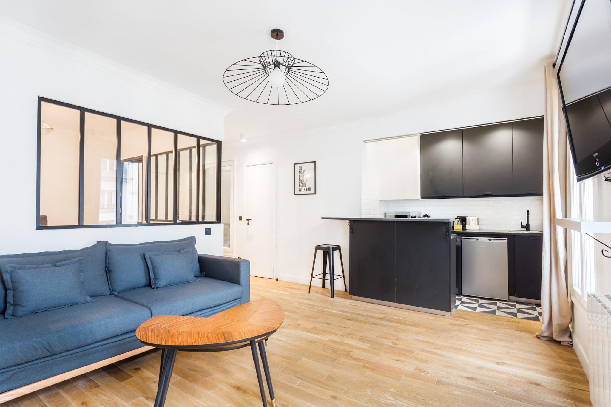 Checkmyguest offers this charming, fully-equipped 50m² flat for 4 people, ideally located in the heart of the lively Charonne shopping district. This space offers a cosy setting that is perfectly optimised. Just a 5-minute walk from Bastille, close to the metro and all the shops you need for your stay !