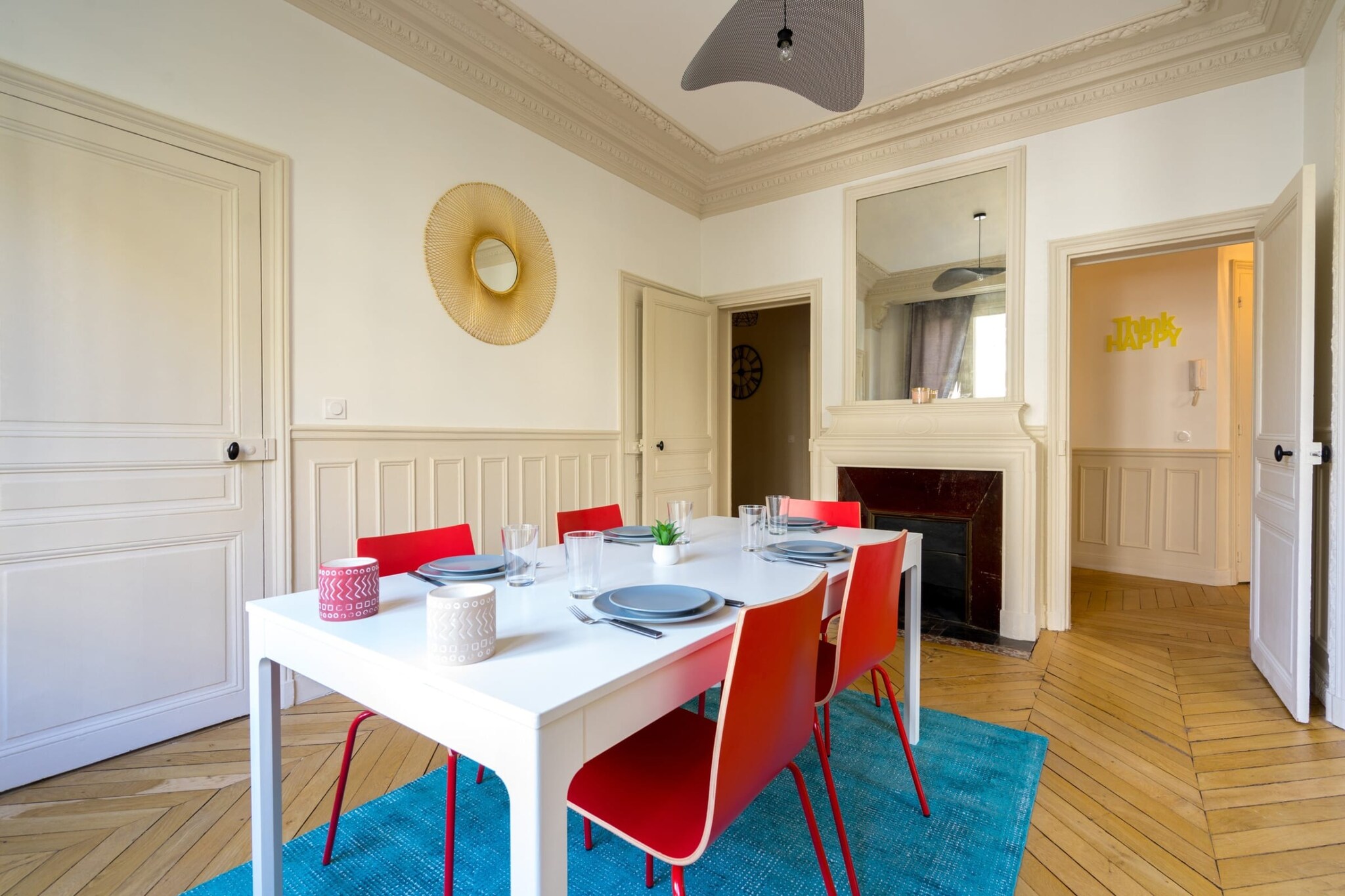 Checkmyguest offers this peaceful 130 m² flat in the sought-after Auteuil district, in the heart of Paris's 16th arrondissement. With three bedrooms and modern amenities, this space harmoniously combines a contemporary and traditional ambience. Enjoy the peace and quiet close to the Bois de Boulogne and the Seine for a unique living experience in the French capital.