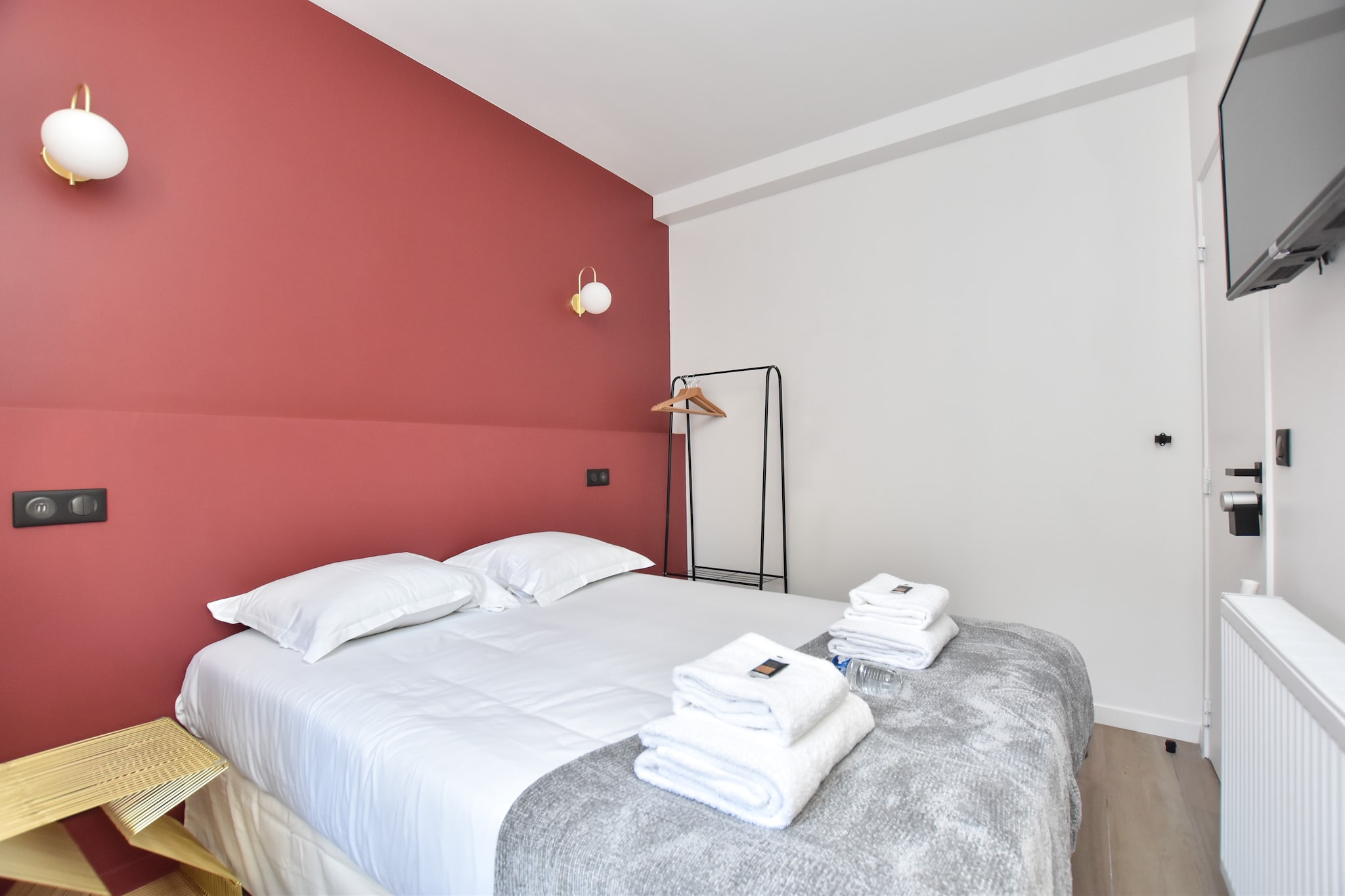Welcome to our charming room located in the 15th arrondissement of Paris, offering a 15m2 space ideal for accommodating up to 2 travelers.
The strategic location of this apartment will allow you to easily navigate throughout the capital city with a wide range of public transportation options:

- The Charles Michels metro station (line 10) is just a 3-minute walk away.
- The Boucicaut metro station (line 8) is accessible in 6 minutes on foot.
- Additionally, take advantage of the numerous bus lines available, including night services.
Vélib and Autolib stations are nearby for your bike or electric car transportation needs.
- Finally, several taxi companies are at your disposal, with G7 taxis being the most commonly used; simply call 36 07 to book your ride.