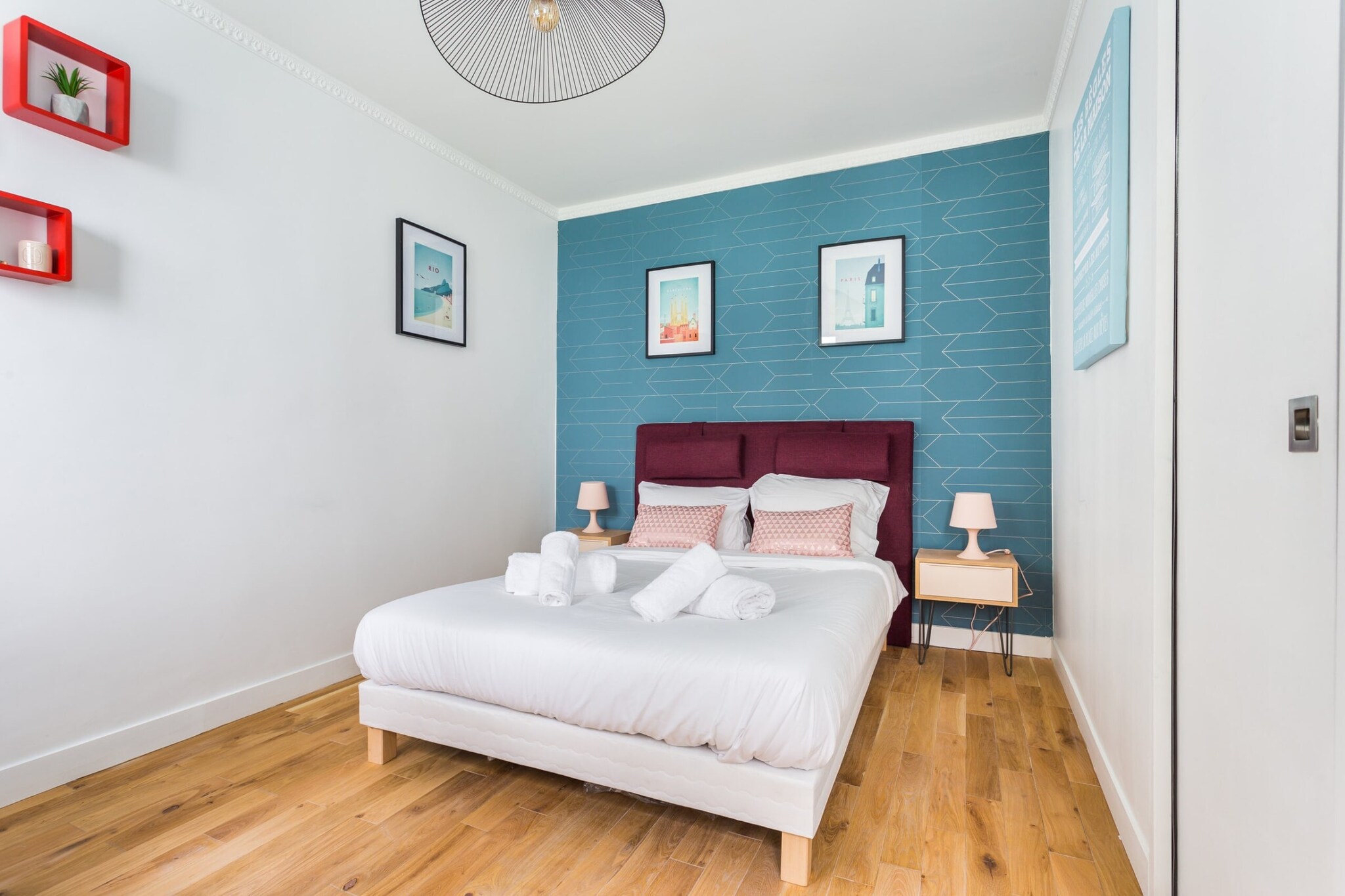 Checkmyguest offers you this adorable 18 m² studio apartment, nestled in the heart of Paris's 12th arrondissement, in the upmarket Quinze-Vingts district. With its stylish living space and modern amenities, this space is perfect for enhancing your Parisian stay. Don't miss the opportunity to explore the many treasures of this district, including the famous Place de la Bastille.