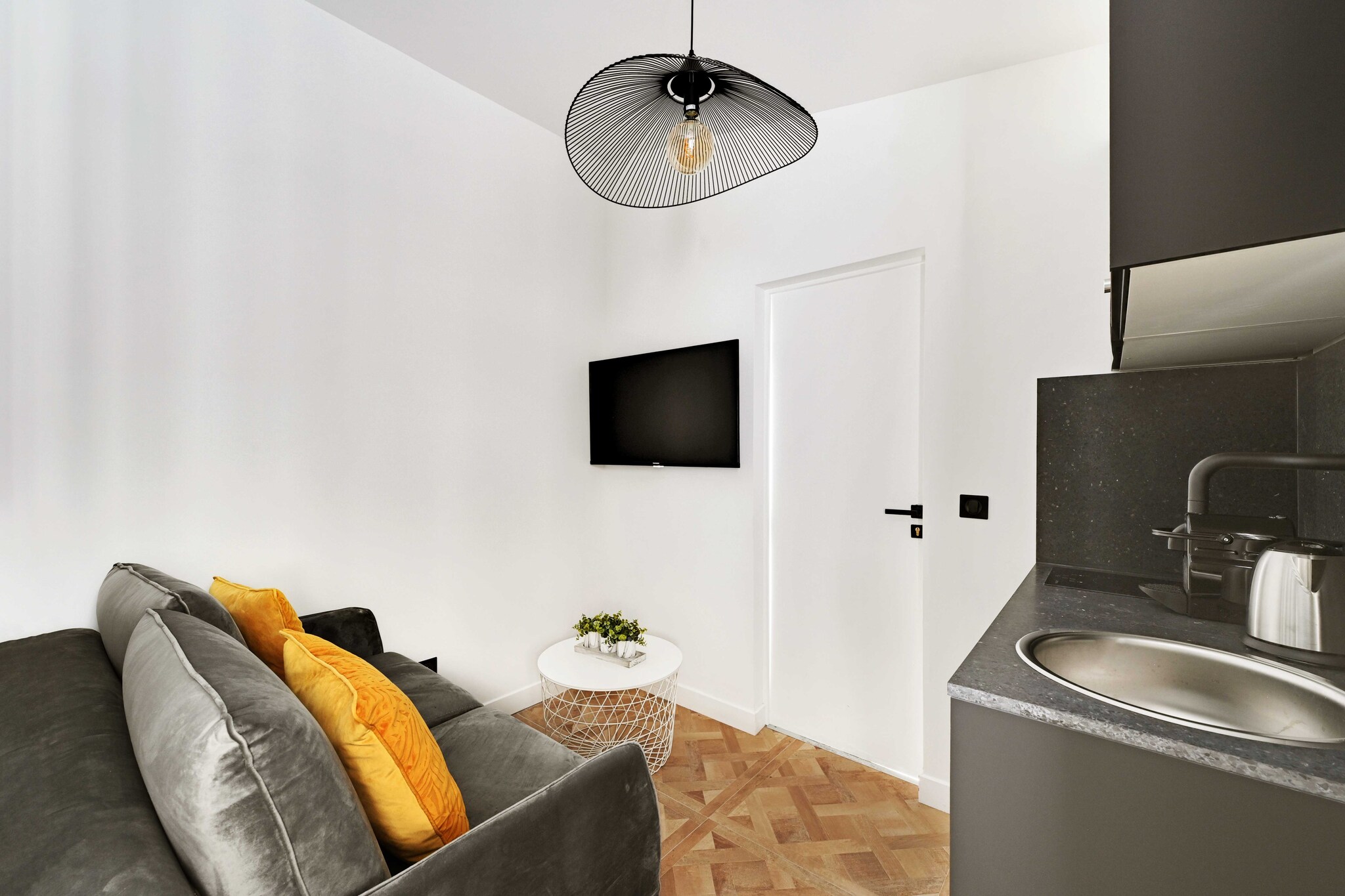 30 m2 apartment in the 15th arrondissement of Paris
The geographical location of the apartment will allow you to move very easily and quickly throughout the capital of France via the many possibilities of public transport :
- Subway: Charles Michels (line 10), located 3 minutes on foot.
- Metro: Boucicaut (line 8), 6 minutes walk away
- Numerous BUS lines day & night
- Velib Station
- Autolib Station
- Several taxi companies available: G7 taxis (the most used): call 36 07