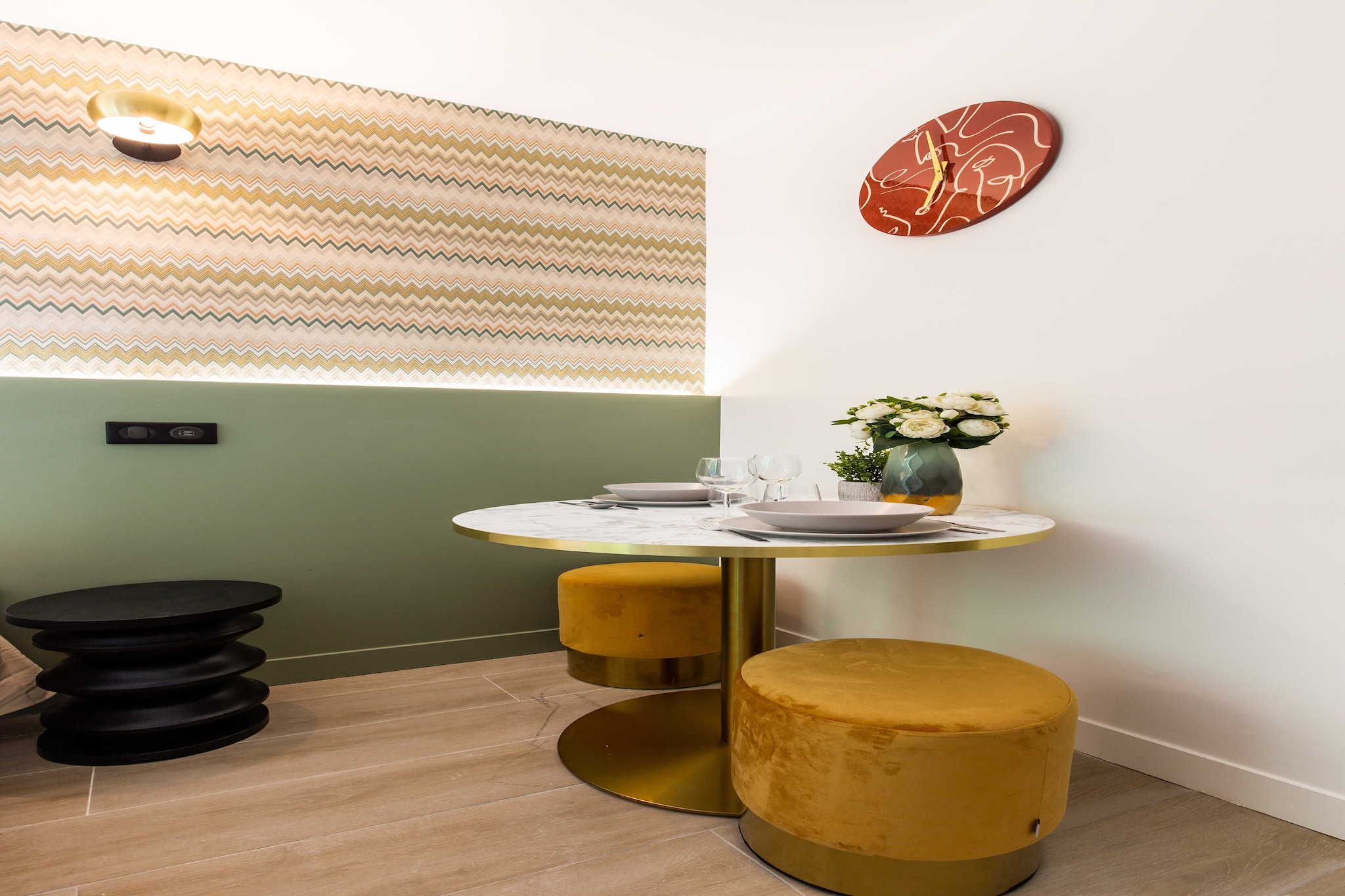 Checkmyguest offers a peaceful studio apartment in the sought-after Beaugrenelle district.  This 18 m² apartment offers comfortable living space, ideal for those looking to stay in the heart of Paris. Enjoy the immediate proximity of the Eiffel Tower, as well as the many shops and restaurants just a few steps away.