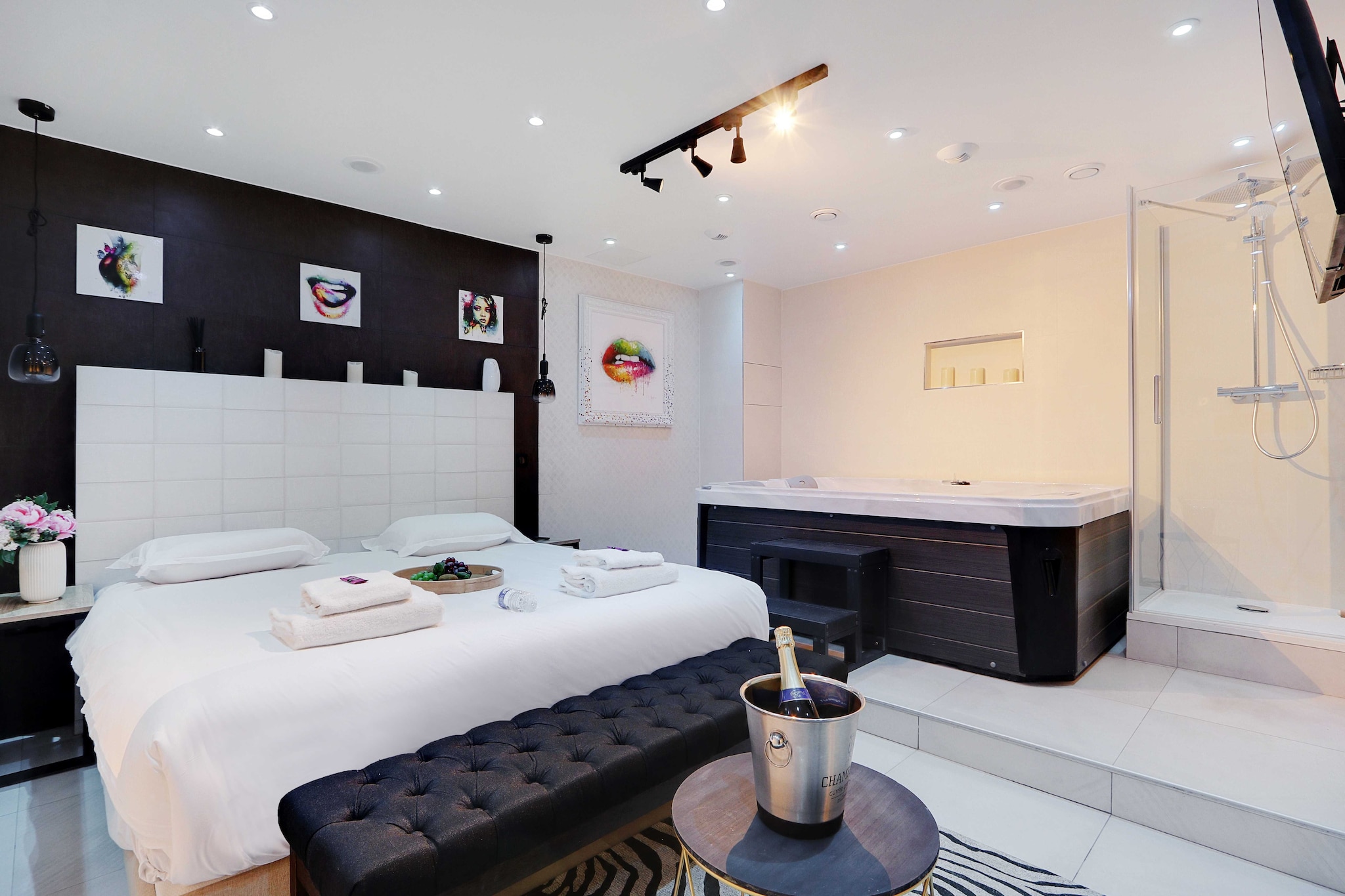 Ground floor: (Living room(Internet Access DSL, single sofa bed, TV, air conditioning), Kitchen(stove, electric kettle, toaster, coffee machine, microwave, dishwasher, fridge, heating, dishes and cutlery, Cooking basics), bedroom(Bed Linen, Wardrobe, double bed), bedroom(double bed), bathroom(hot tub, shower, washbasin, toilet, hairdryer, Towels/Sheets (Incl.), shampoo))\n\nElevator, Hot Water, First Aid, Play area, iron, Essentials, Carbon monoxide detector, Cleaning Disinfection, Downtown, Enhanced cleaning practices, Extra pillows and blankets, High touch surfaces disinfected, Long term stays allowed, Room-darkening shades, Town