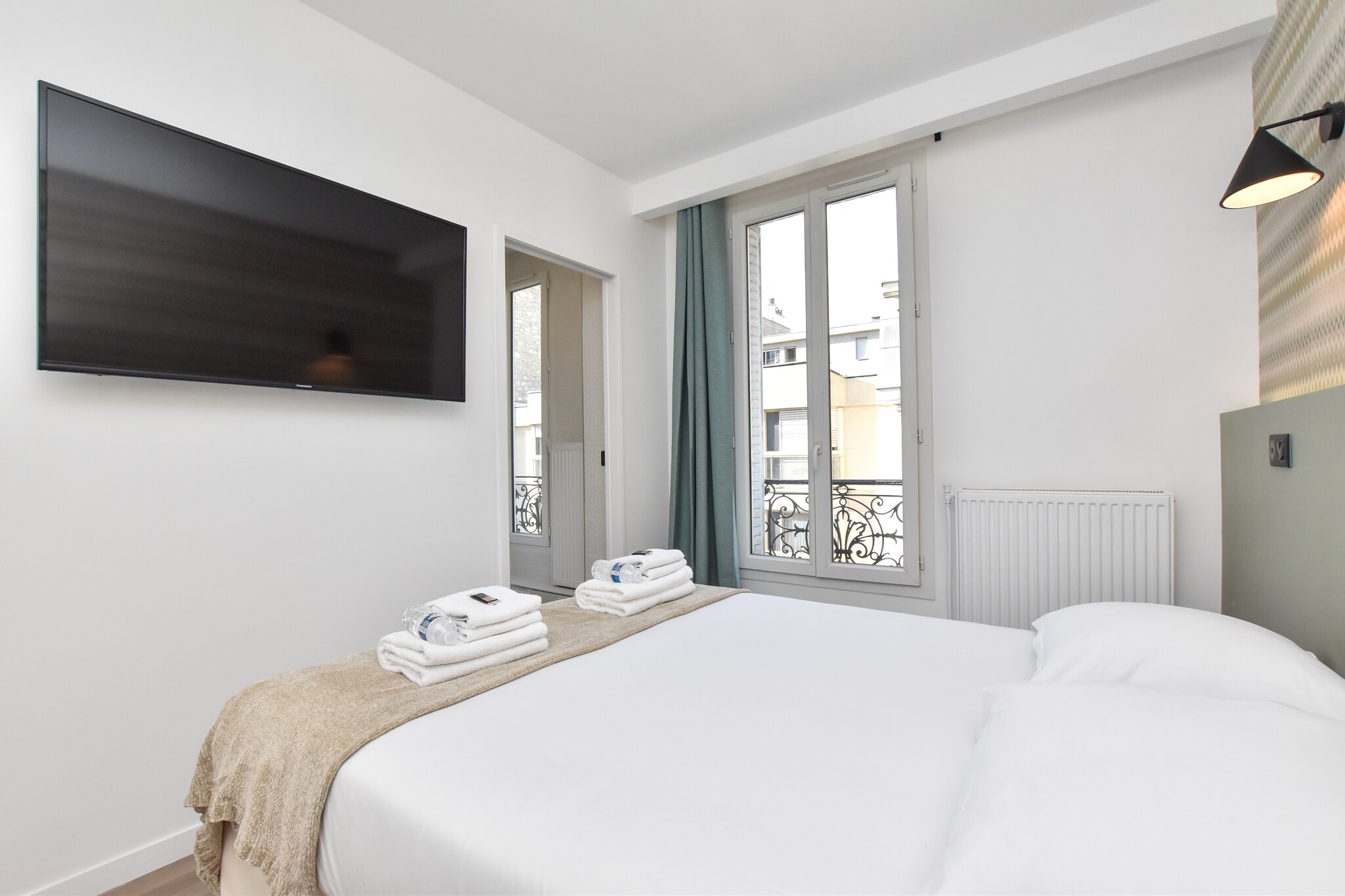 Checkmyguest offers you a delightful 15 m² studio apartment with a living area for relaxing, in the Beaugrenelle district, in the 15th arrondissement of Paris. Nearby, admire the famous Eiffel Tower, emblem of Paris, and the impressive Hôtel des Invalides, built in the 17th century by Louis XIV to house the wounded soldiers of his armies.